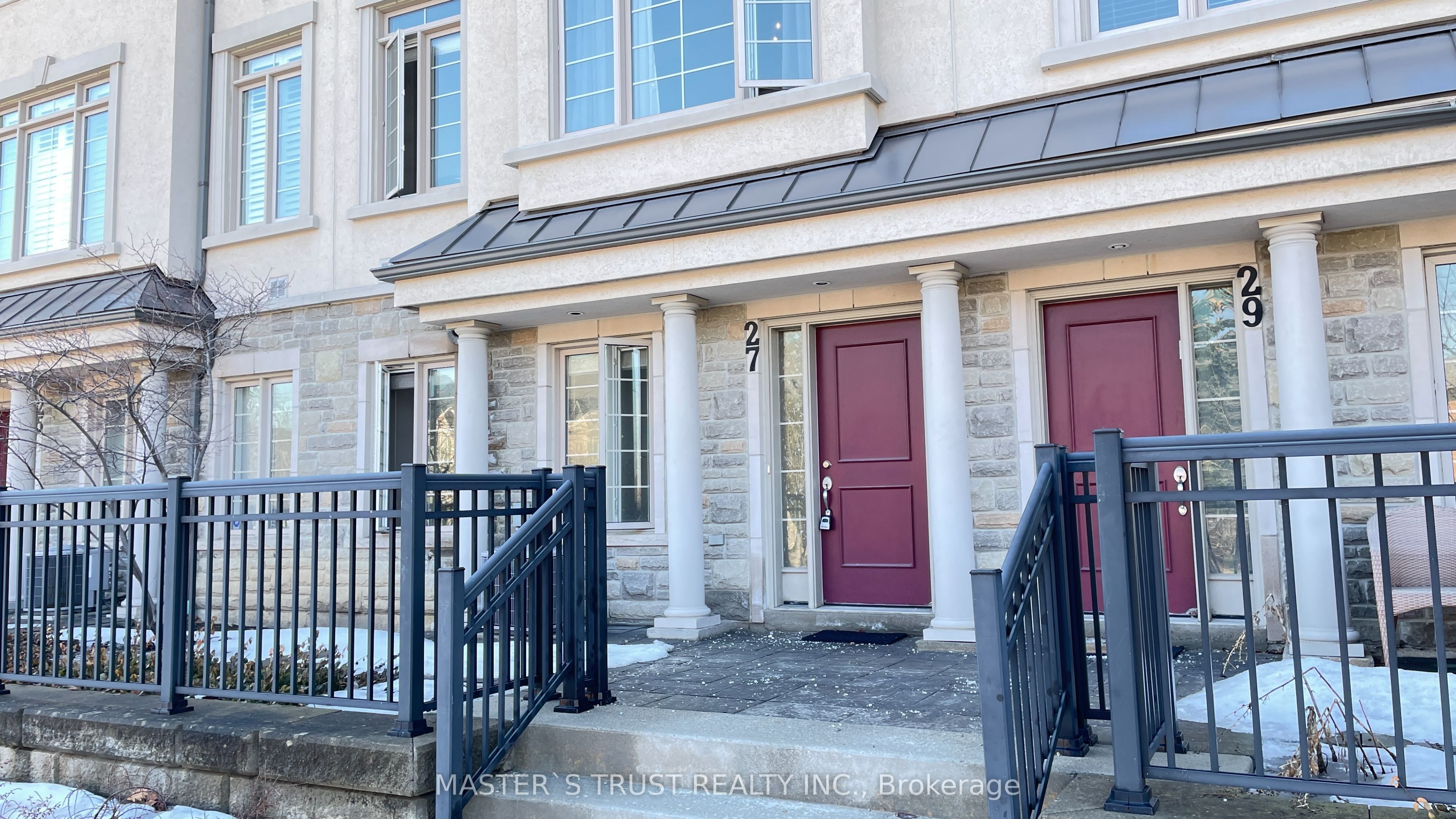 27 Beverley Glen Boulevard Property Photo 2