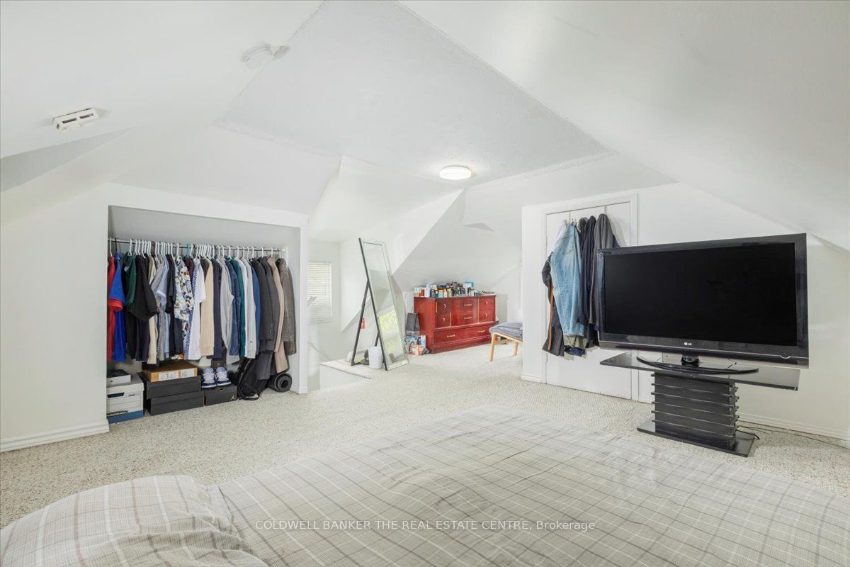 379 Simcoe Street Property Photo 23
