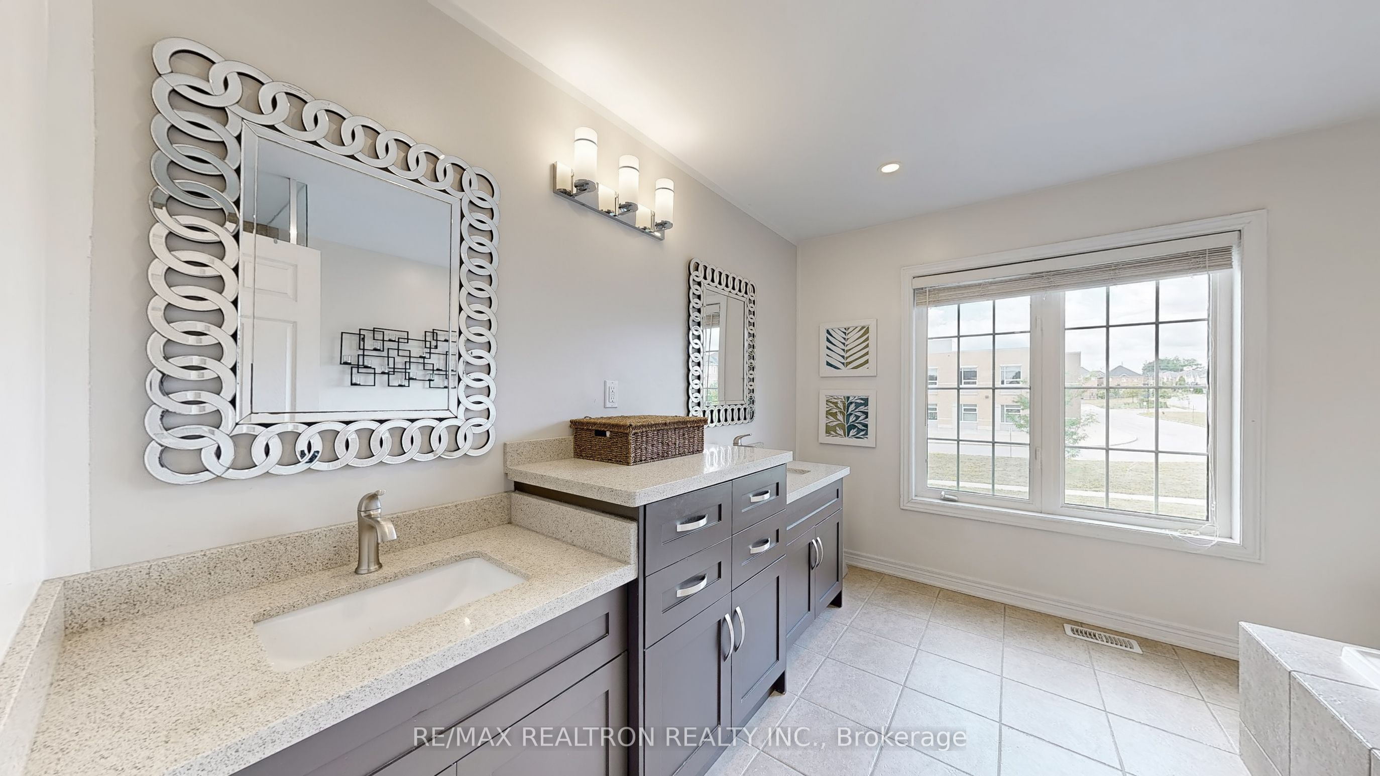 255 Selwyn Road Property Photo 24