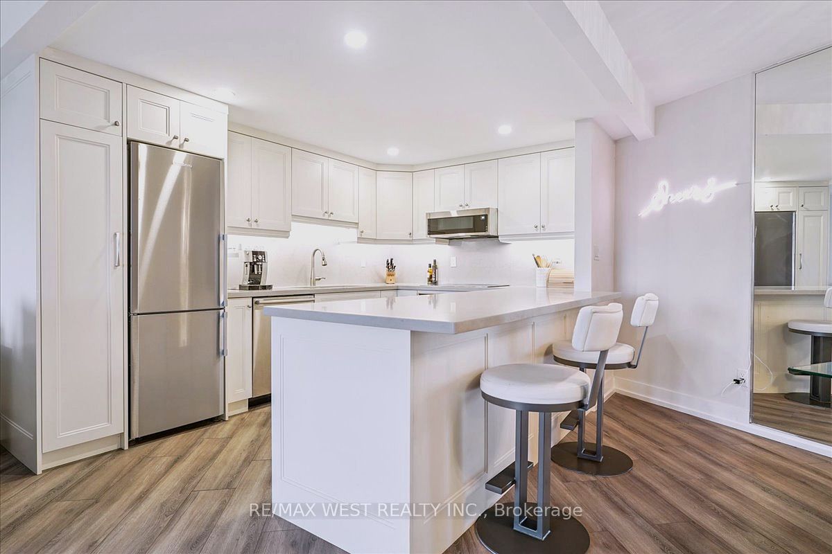 7811 Yonge Street 1008 Property Photo 2