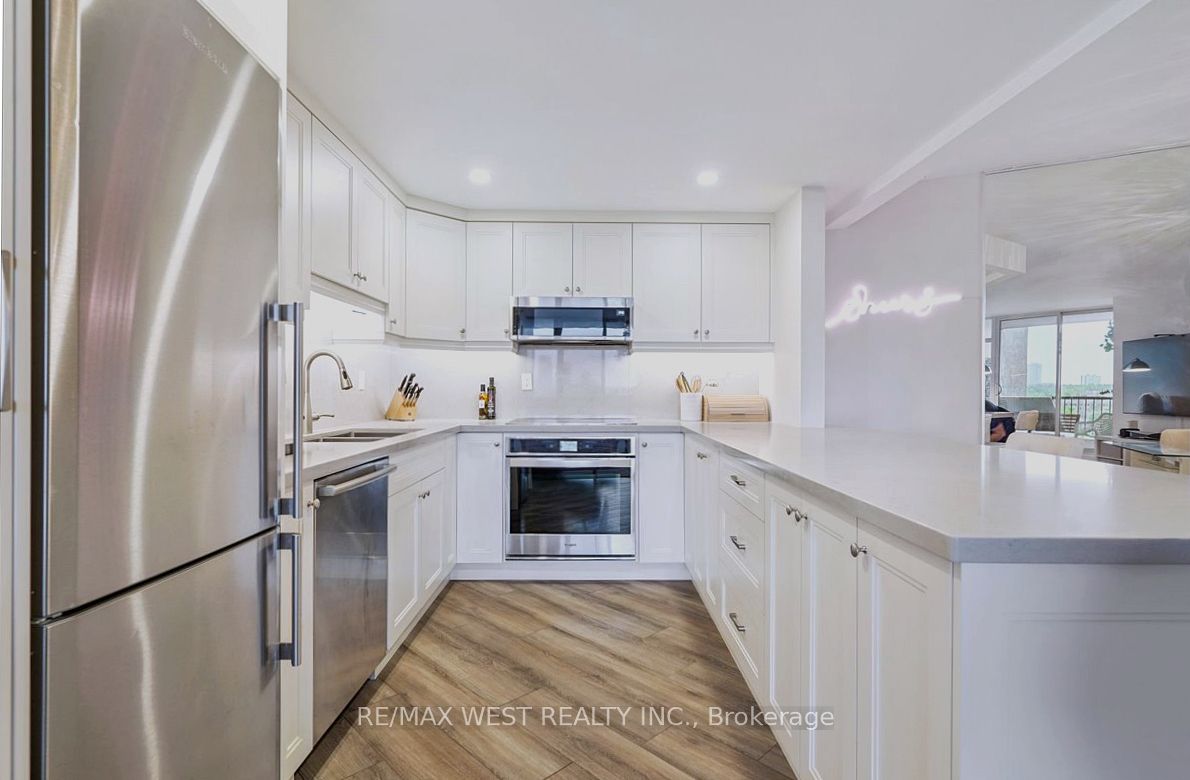 7811 Yonge Street 1008 Property Photo 3