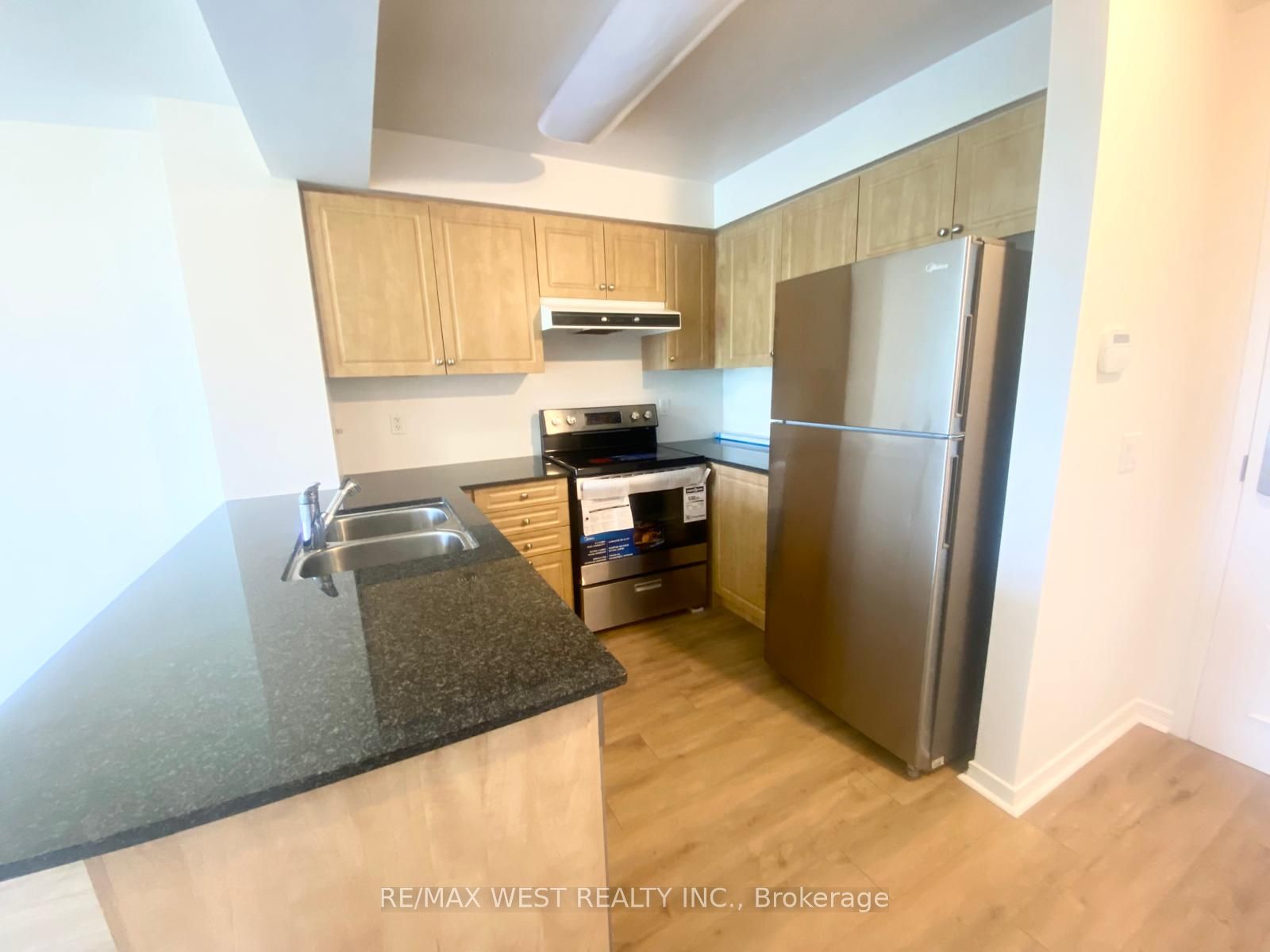 330 Red Maple Road W 512 Property Photo 6