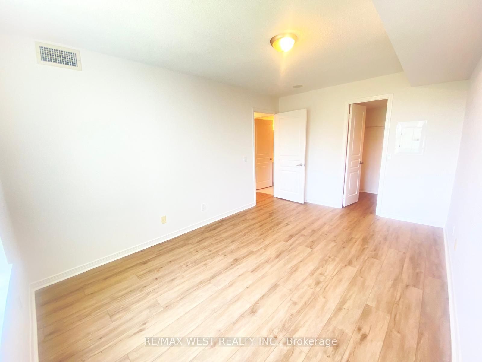 330 Red Maple Road W 512 Property Photo 12