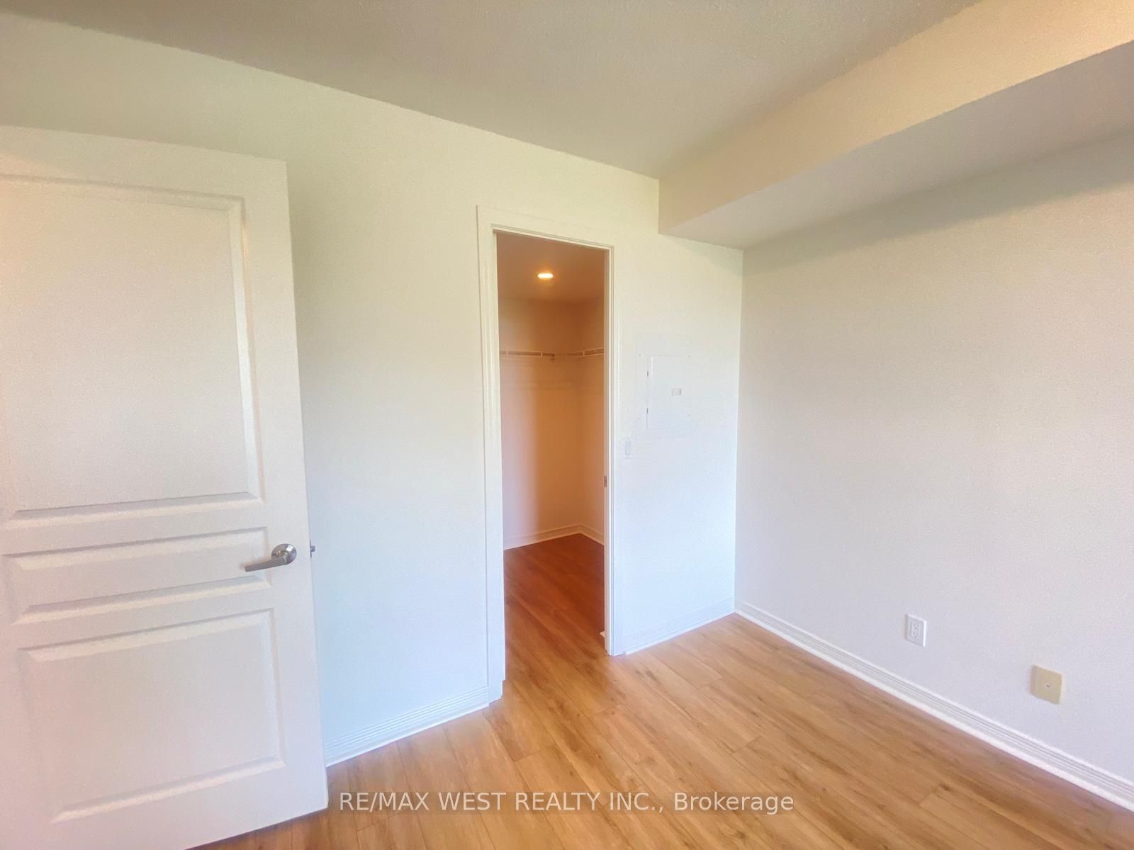 330 Red Maple Road W 512 Property Photo 13