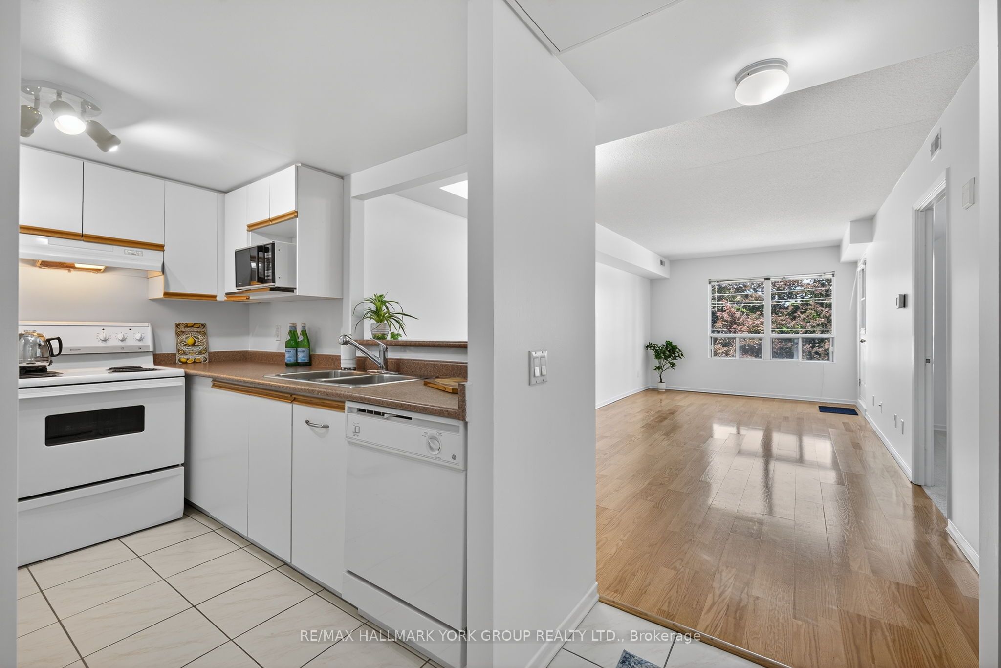 160 Wellington Street E 210 Property Photo 8