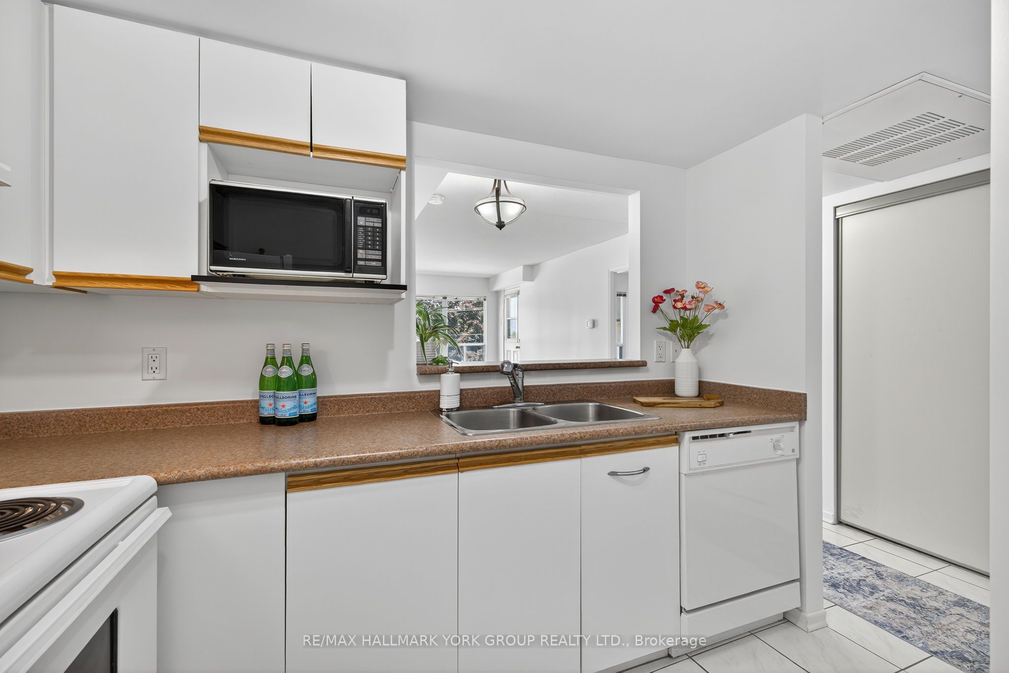 160 Wellington Street E 210 Property Photo 12