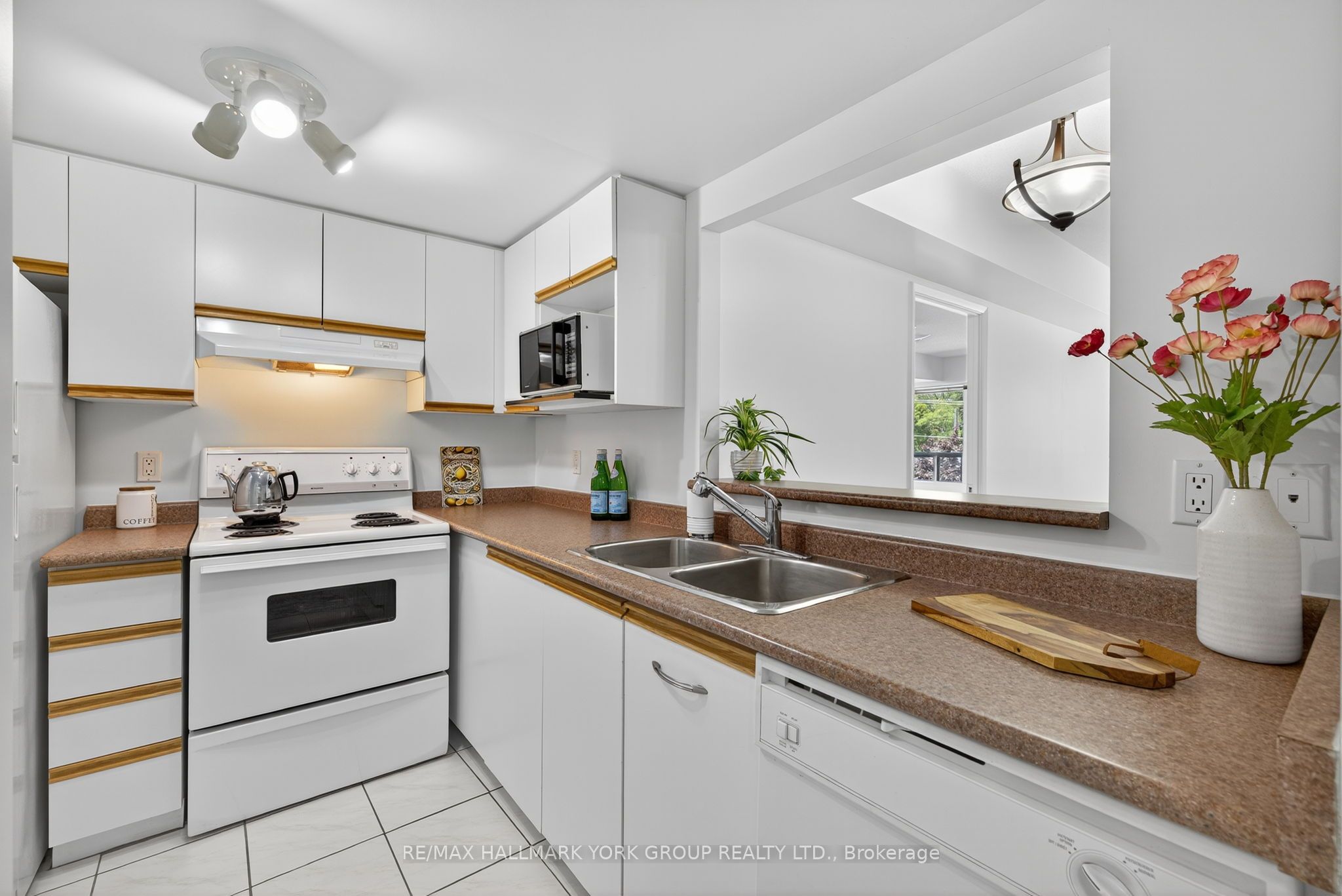 160 Wellington Street E 210 Property Photo 12