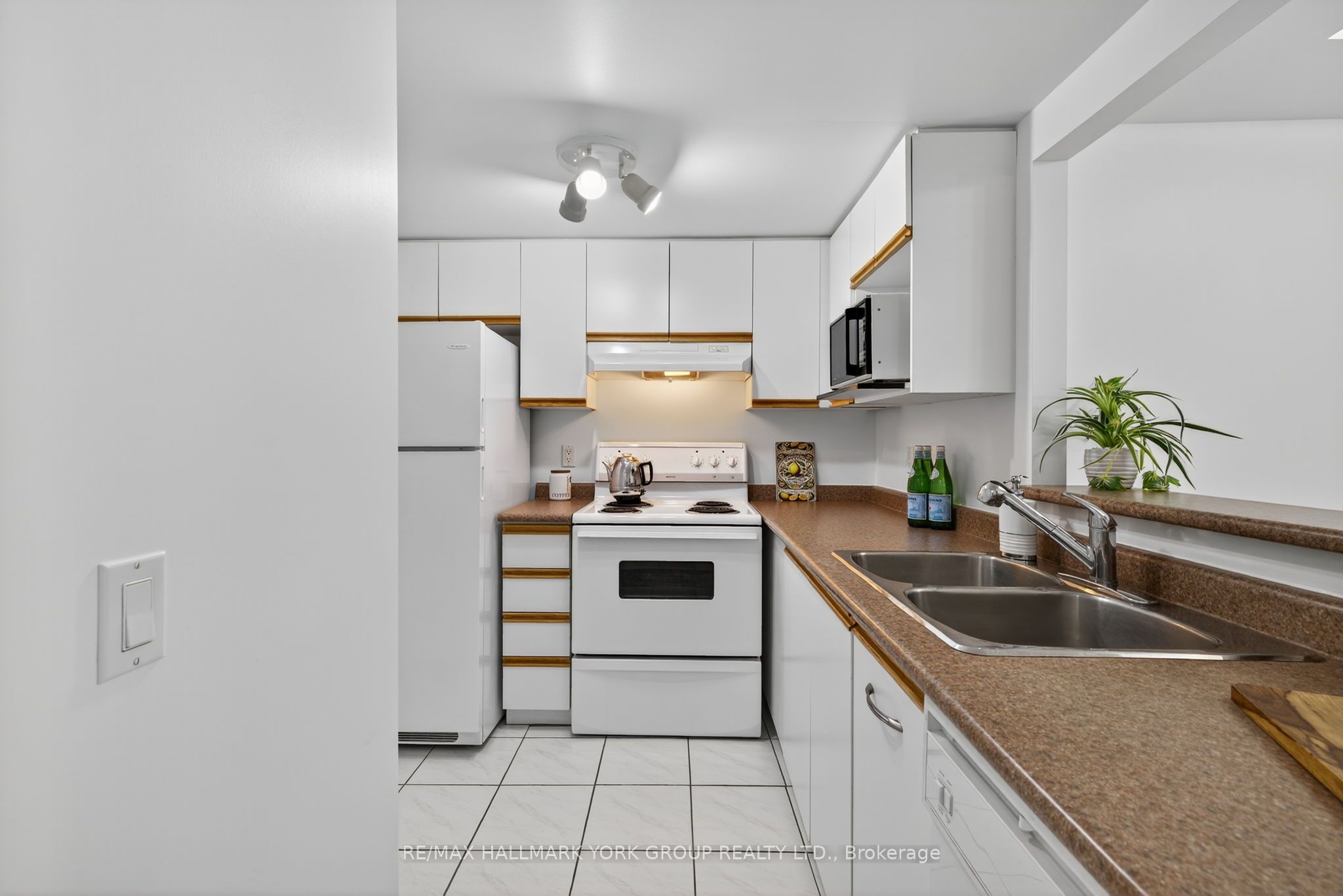 160 Wellington Street E 210 Property Photo 13