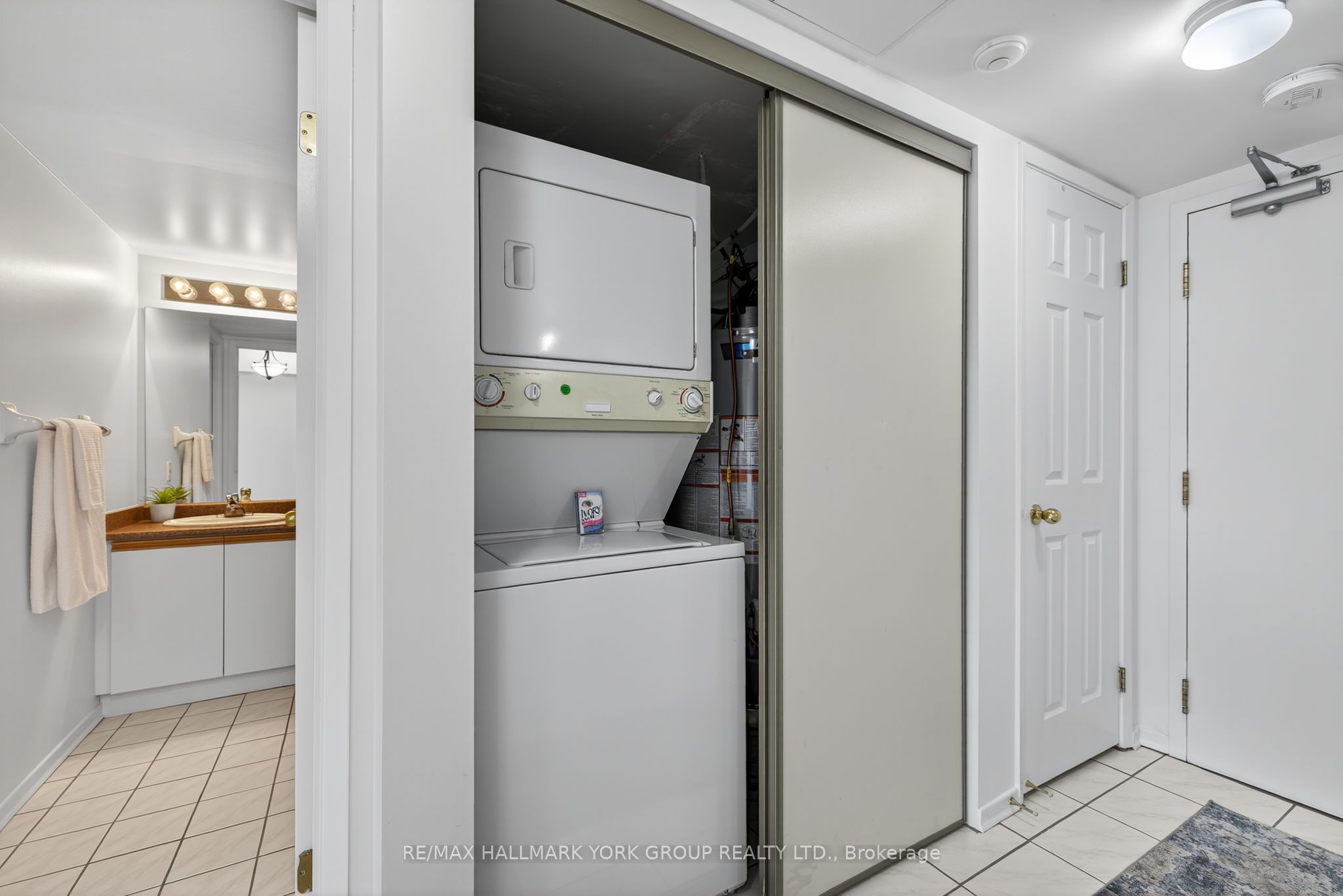 160 Wellington Street E 210 Property Photo 35