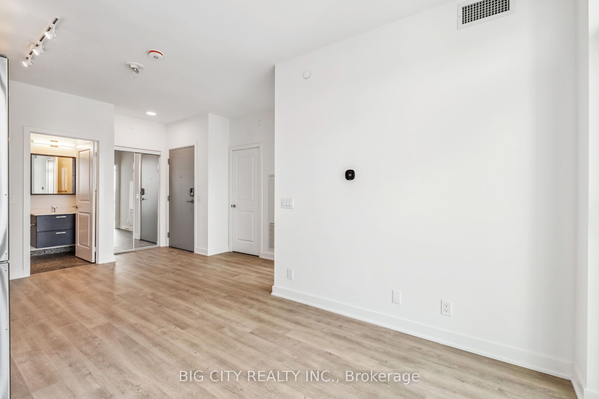 50 Upper Mall Way 906b Property Photo 11