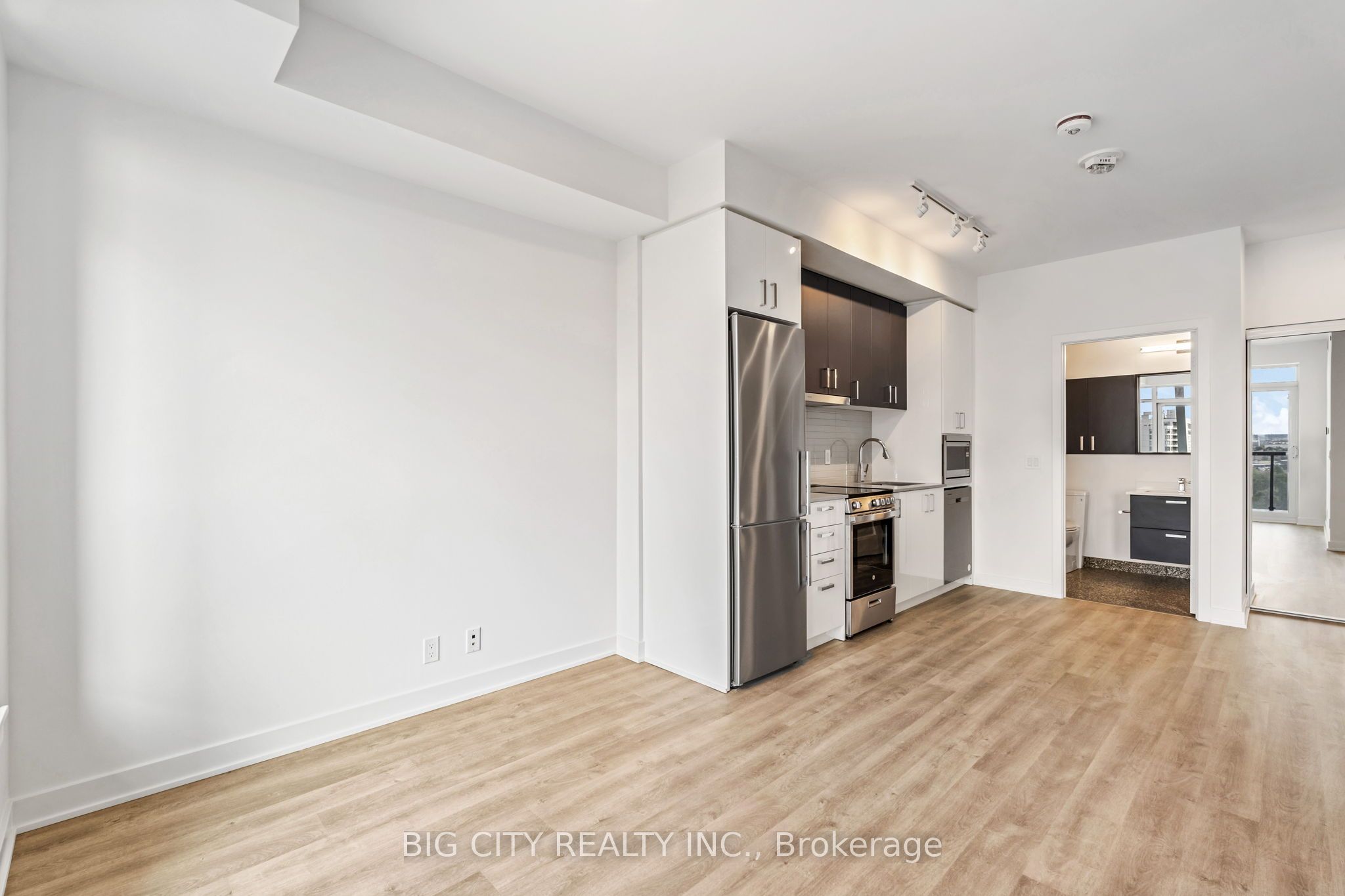50 Upper Mall Way 906b Property Photo 12