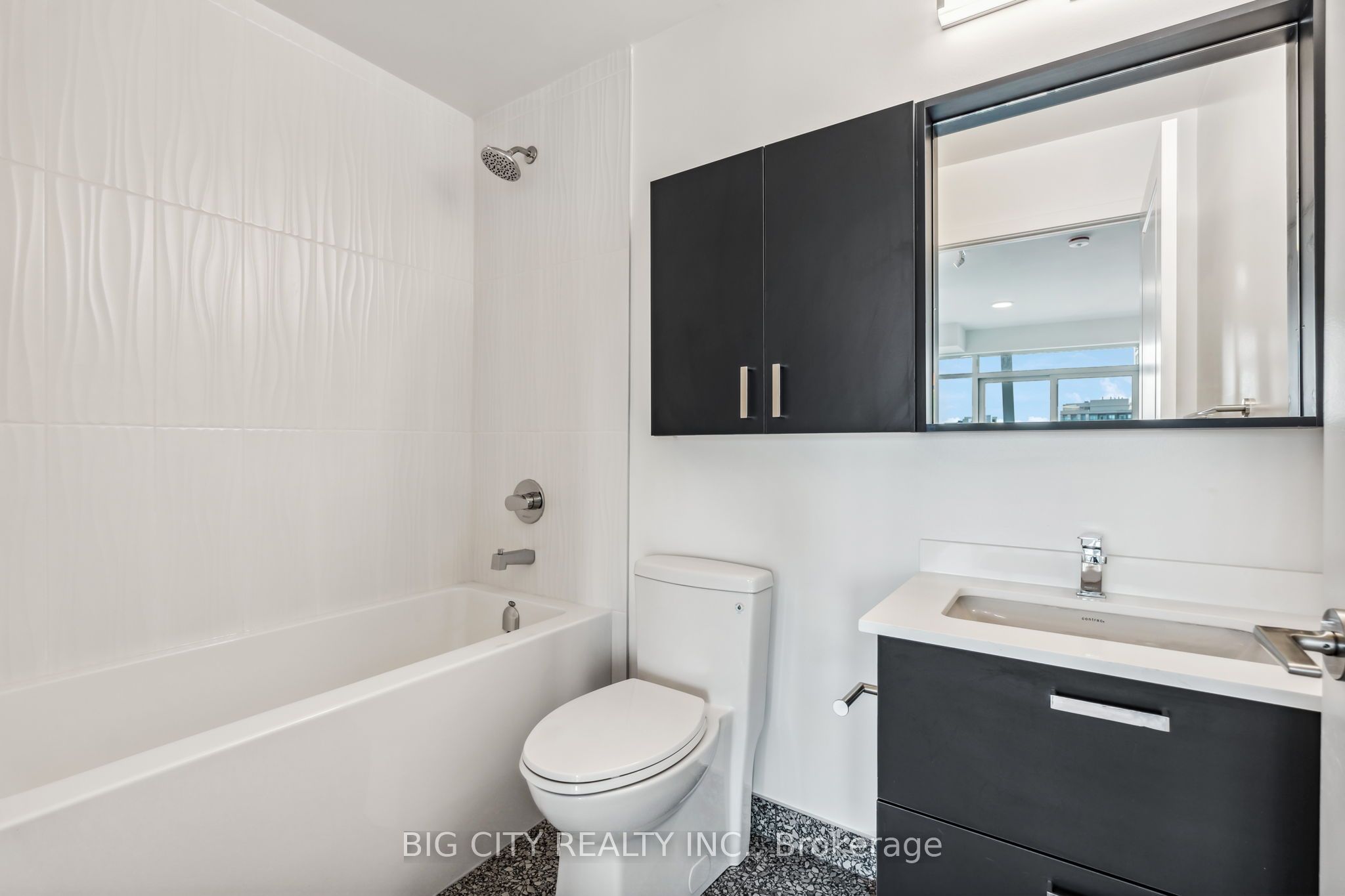 50 Upper Mall Way 906b Property Photo 17