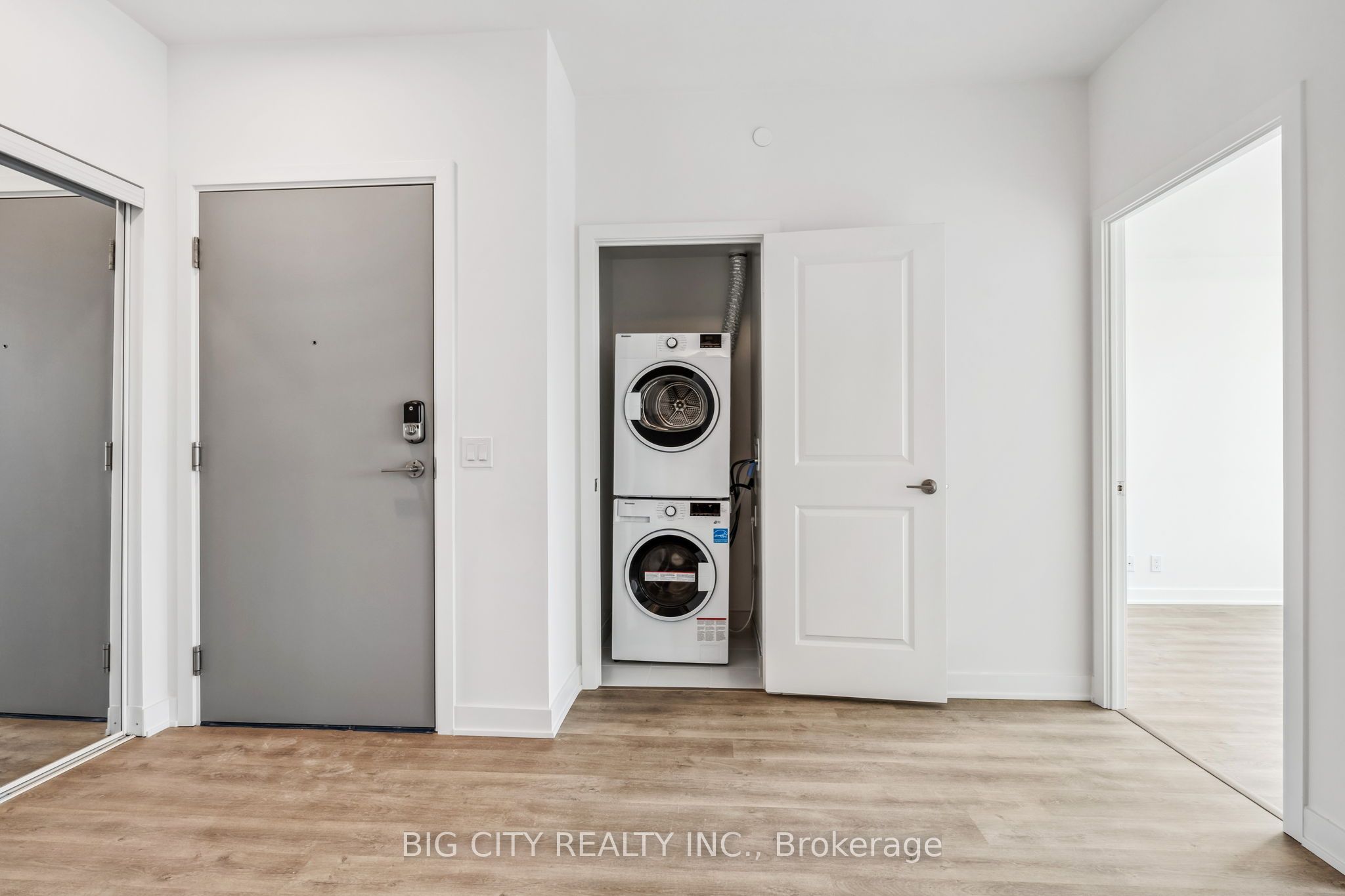 50 Upper Mall Way 906b Property Photo 18