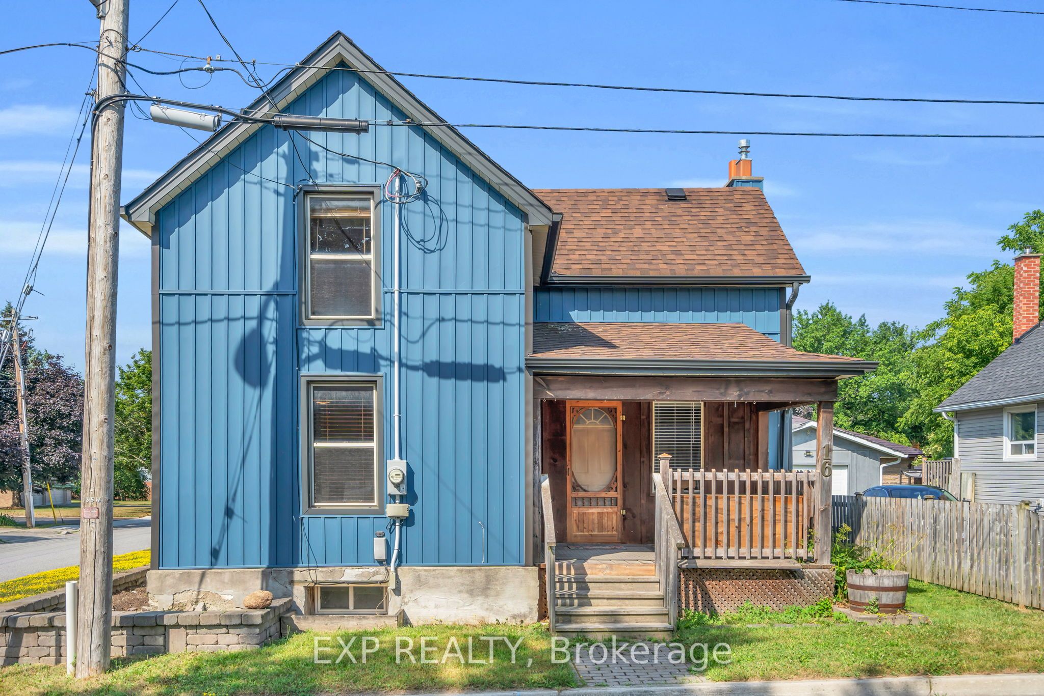 16 Maple Street S Property Photo 1