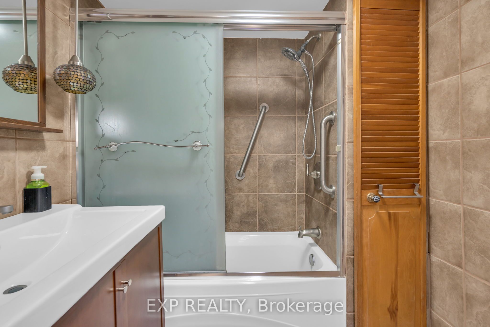 16 Maple Street S Property Photo 17