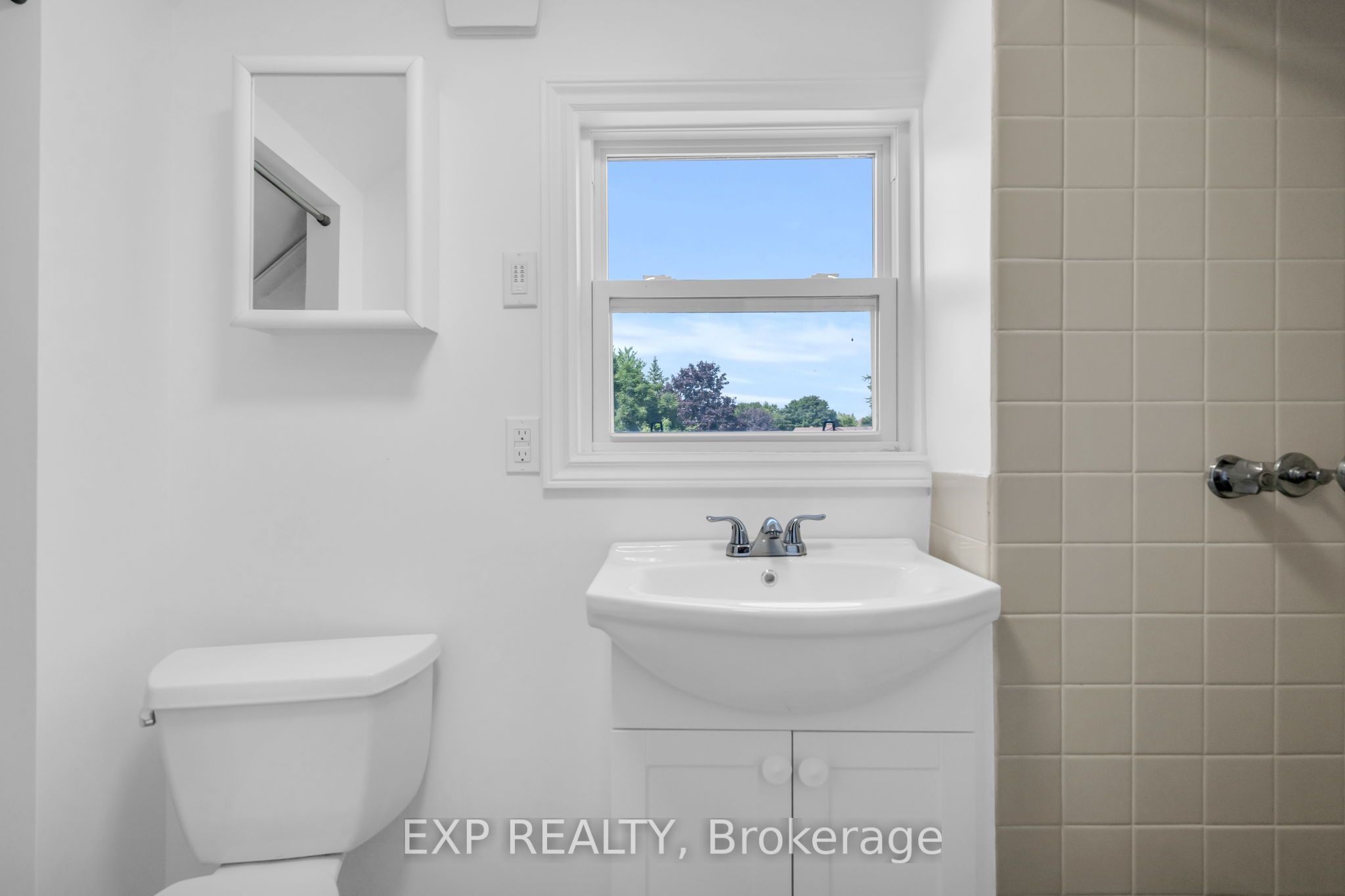 16 Maple Street S Property Photo 23