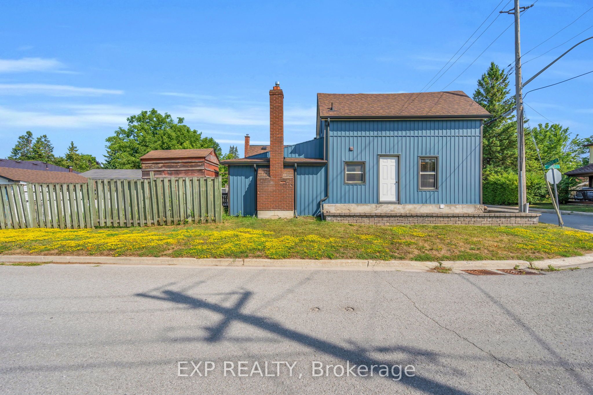 16 Maple Street S Property Photo 32