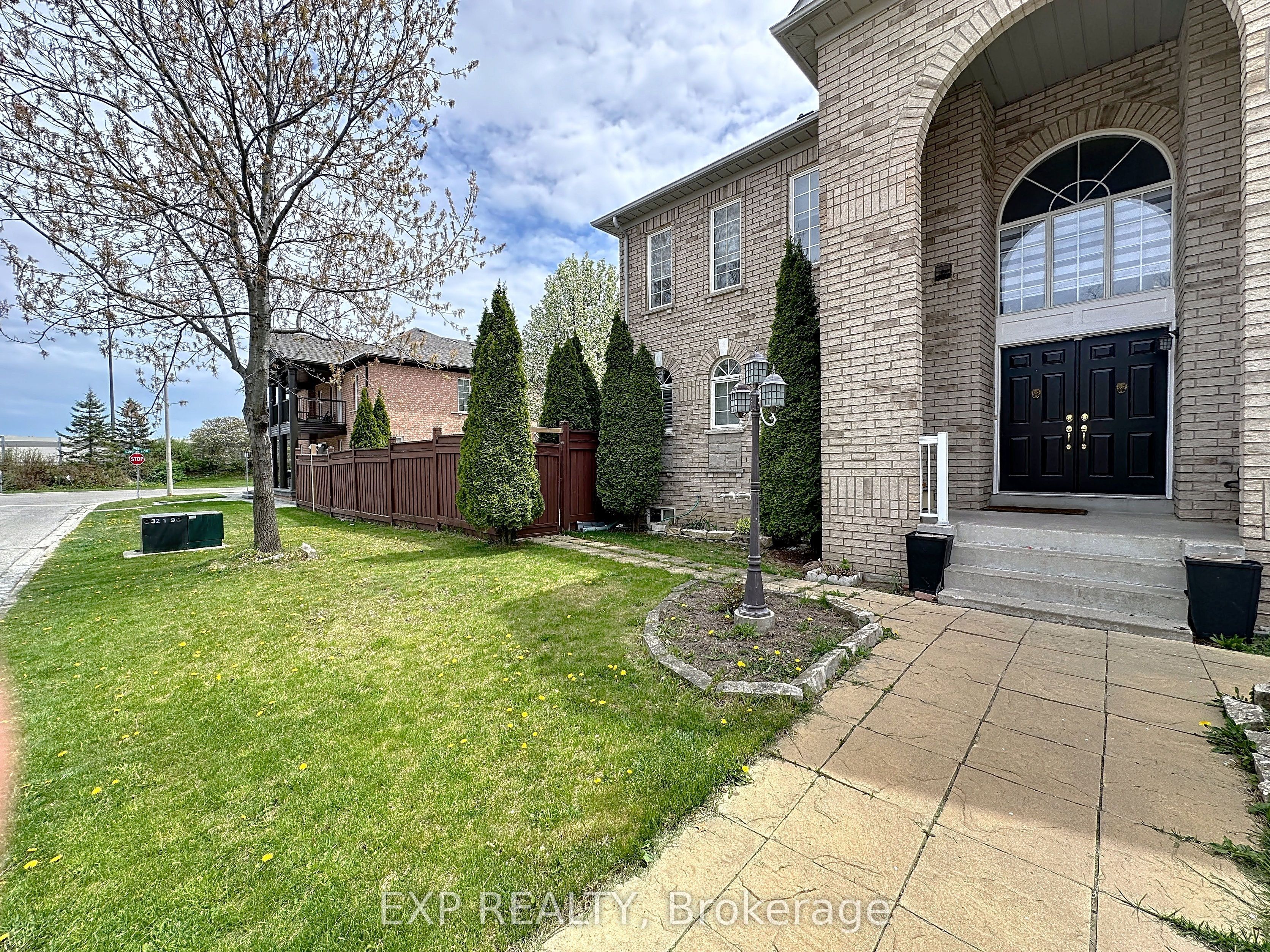 129 Ledge Rock Drive E Property Photo 6