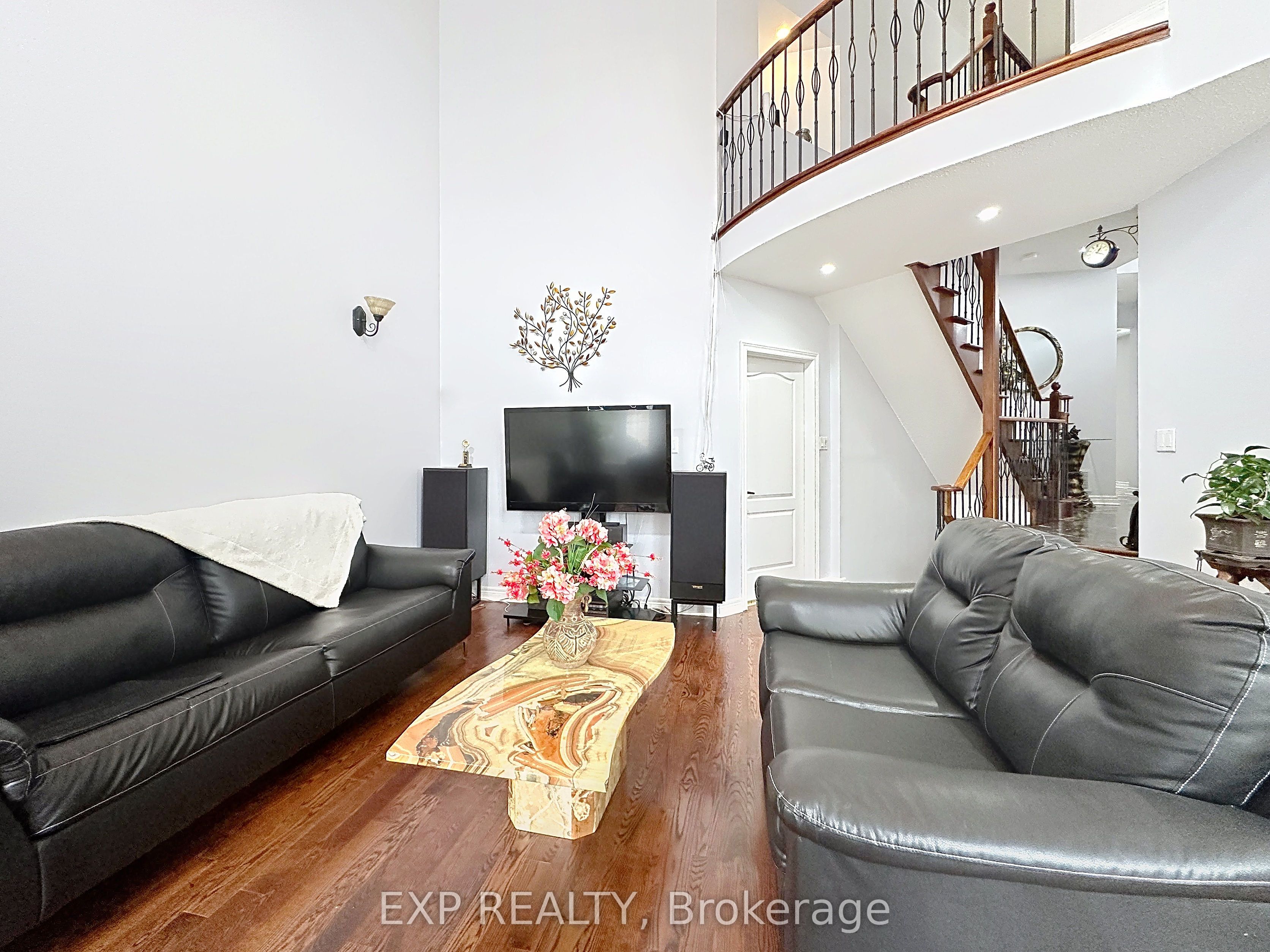 129 Ledge Rock Drive E Property Photo 10