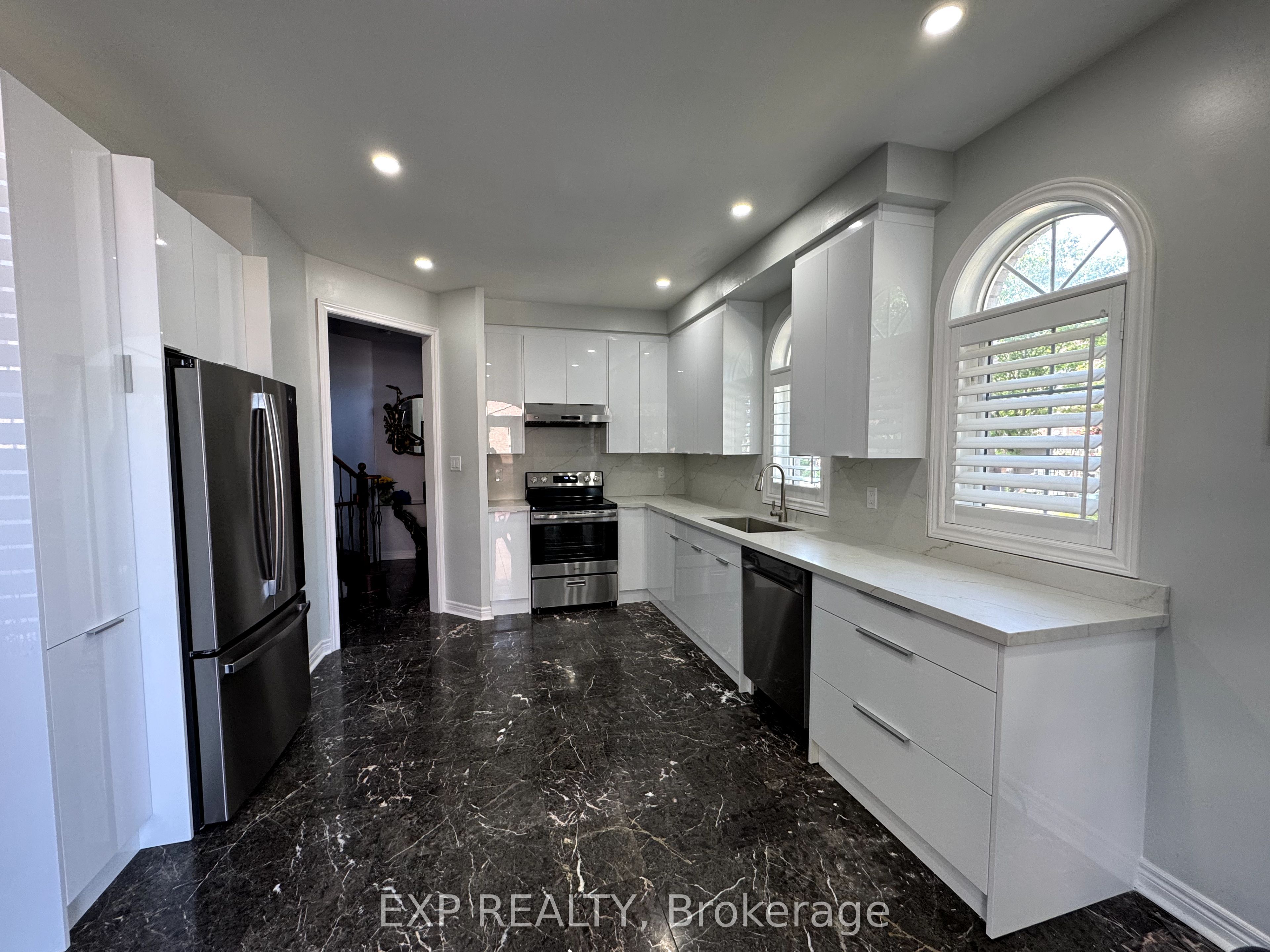 129 Ledge Rock Drive E Property Photo 13