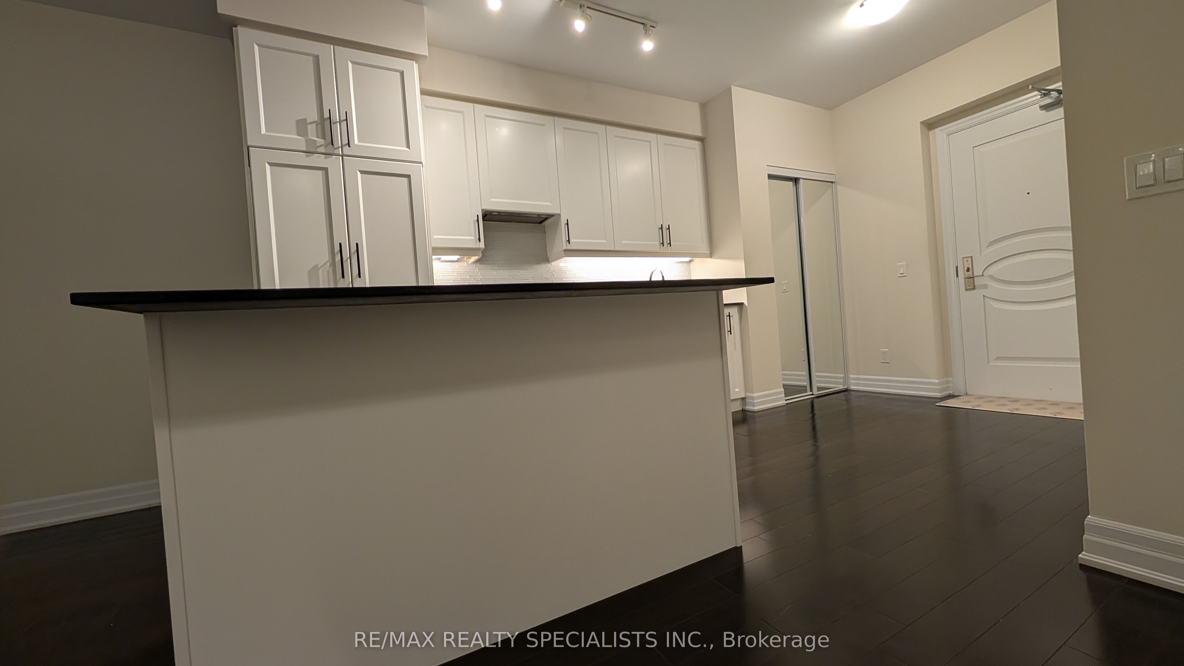 9075 Jane Street 218 Property Photo 3