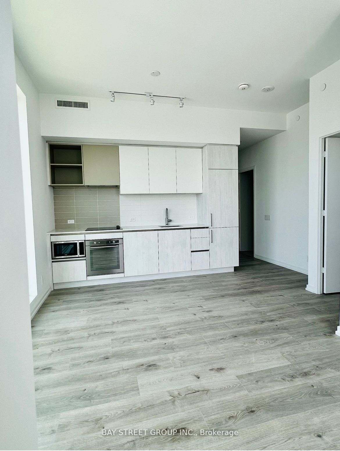 7890 Jane St Property Photo 5