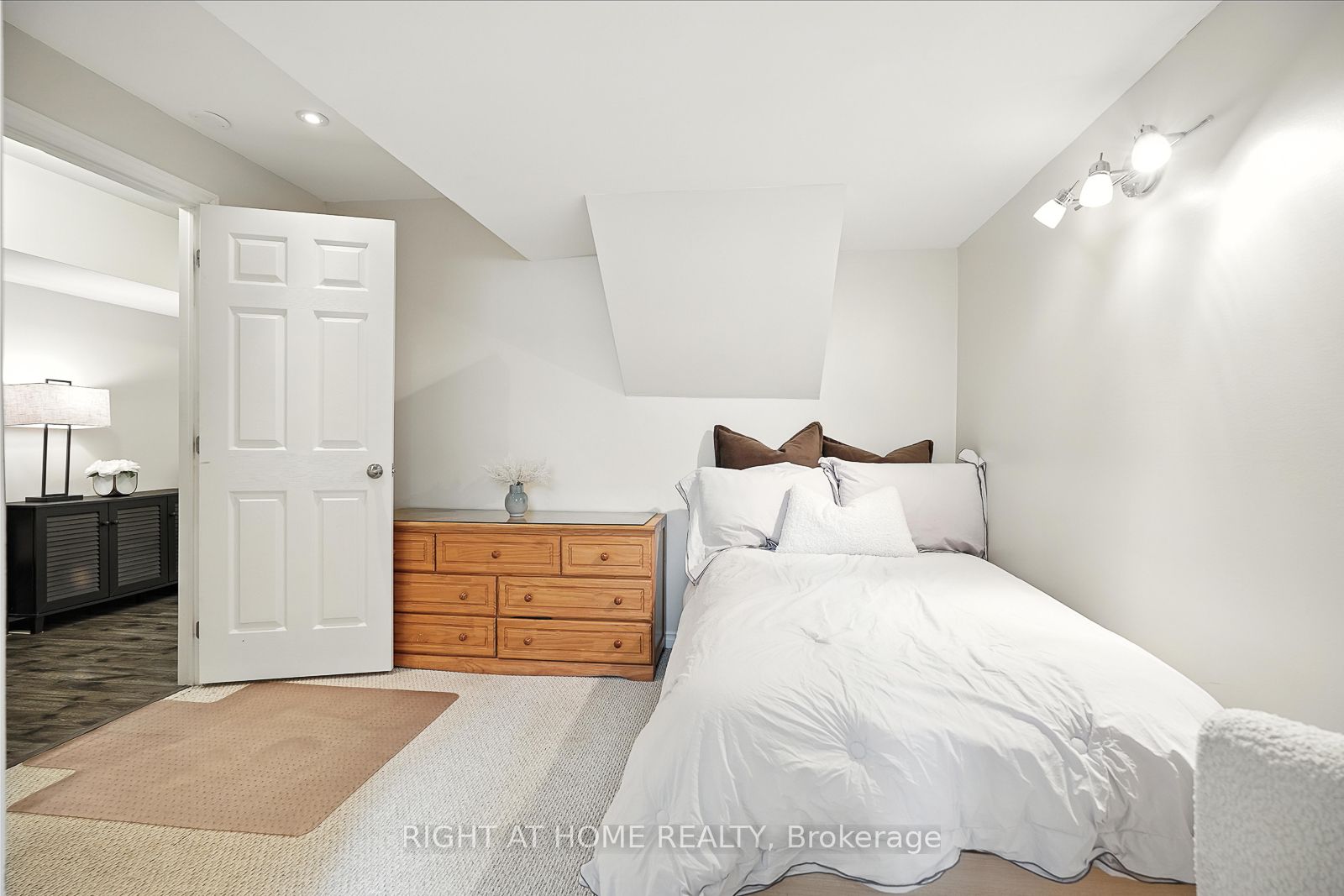 254 Parkwood Avenue Property Photo 27