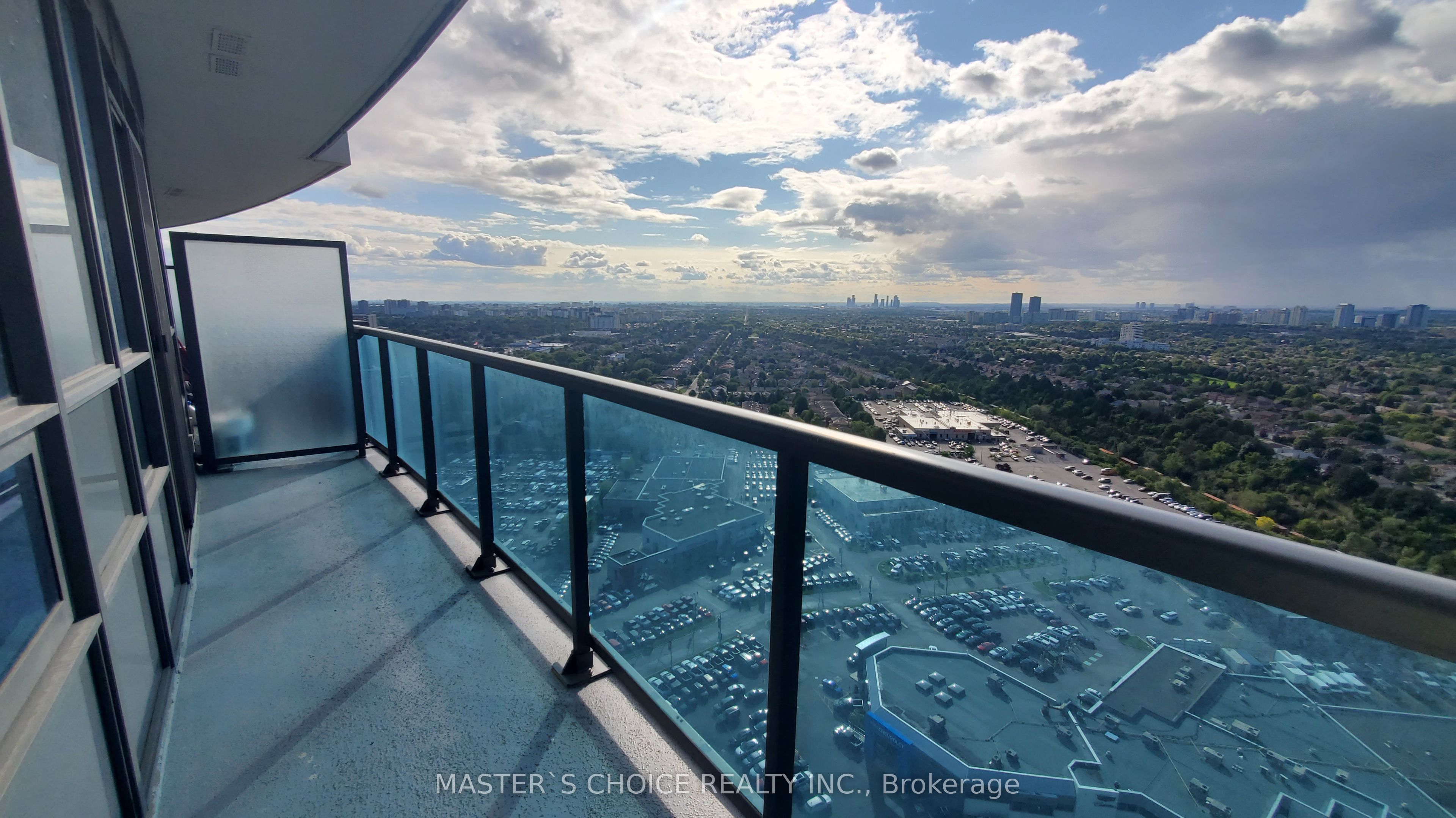 7161 Yonge St Property Photo 1