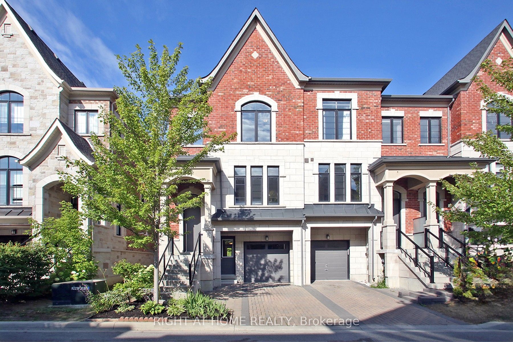 60 Duncombe Ln Property Photo 1