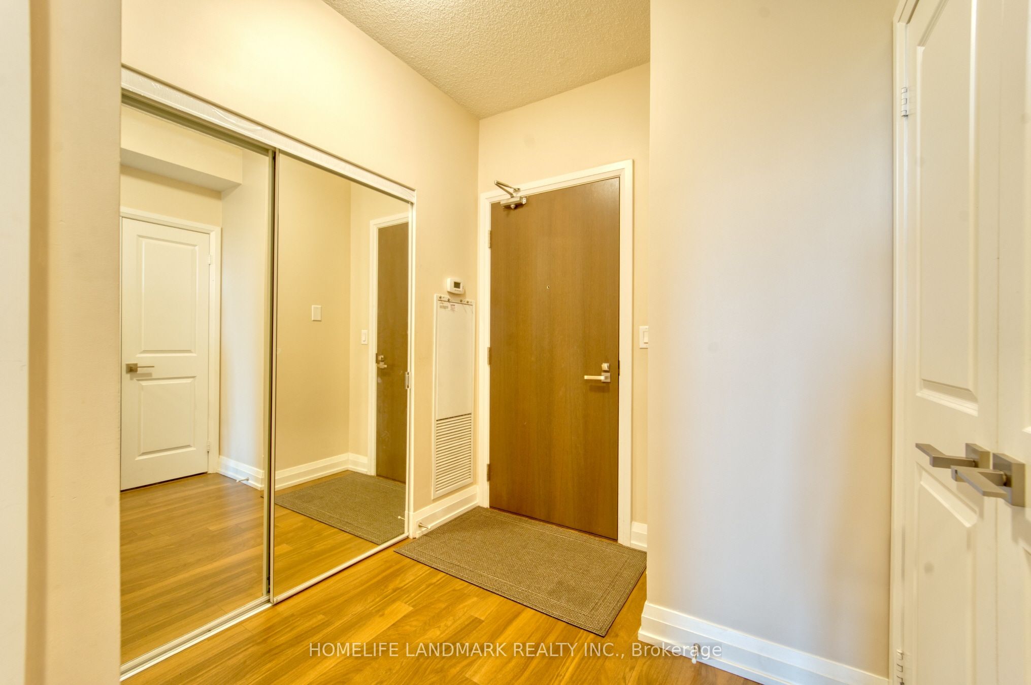 7171 Yonge St Property Photo 1