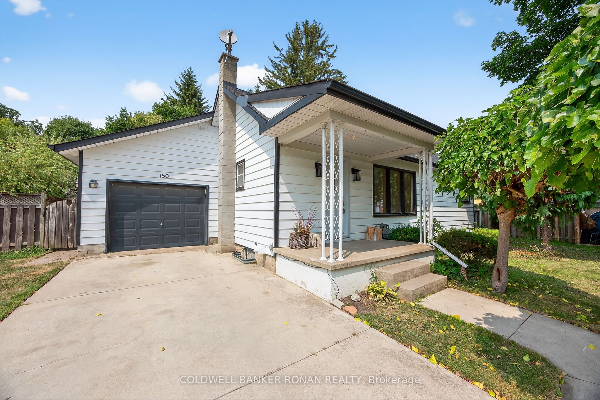 180 Wellington Street E Property Photo 1
