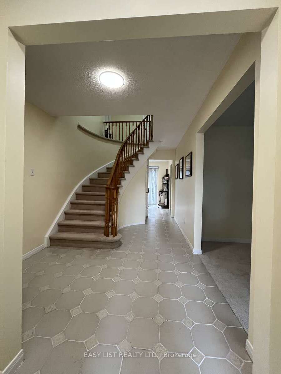 102 Burwell Crescent Property Photo 3