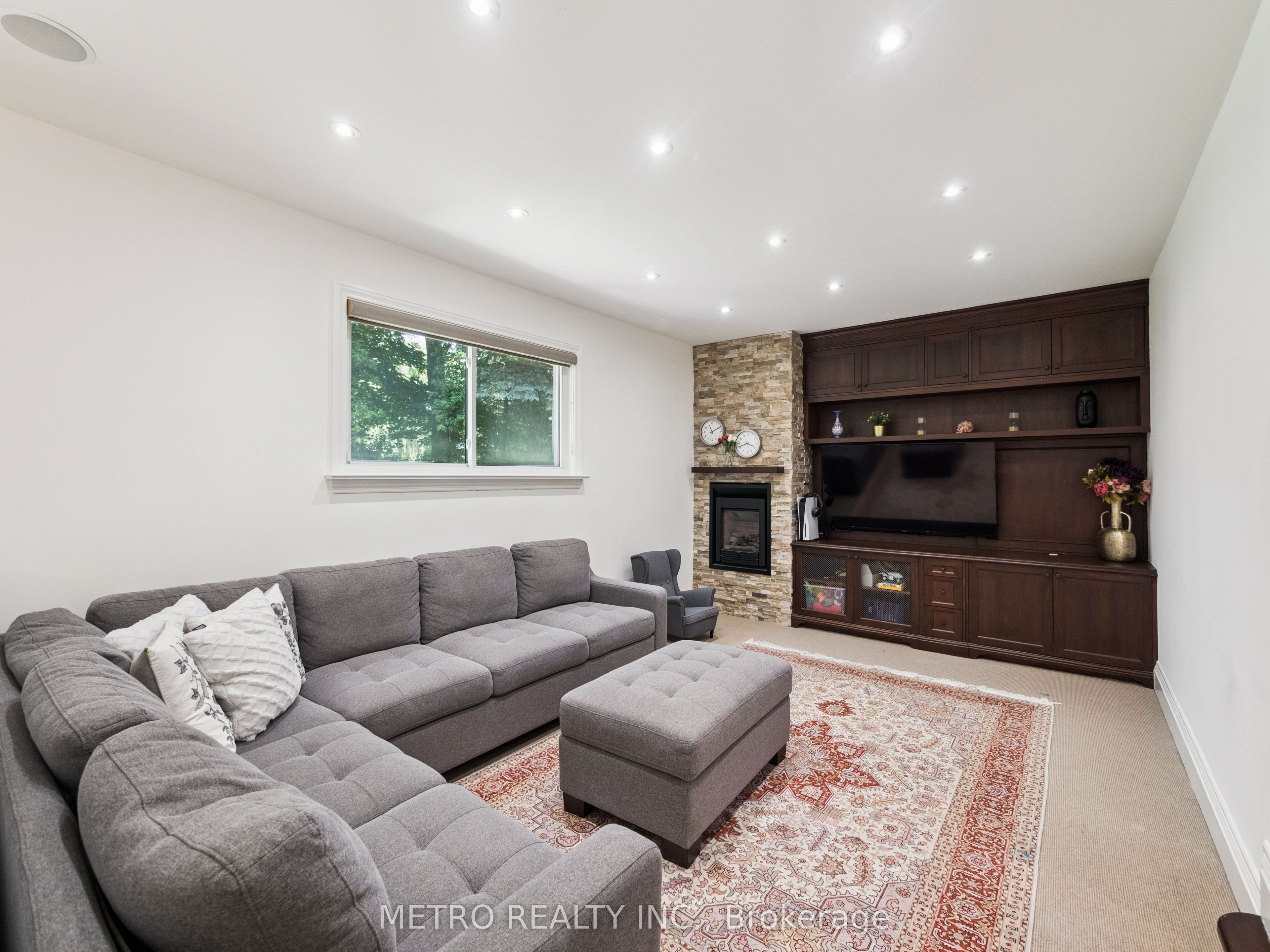 14 Village Squire Lane Property Photo 18