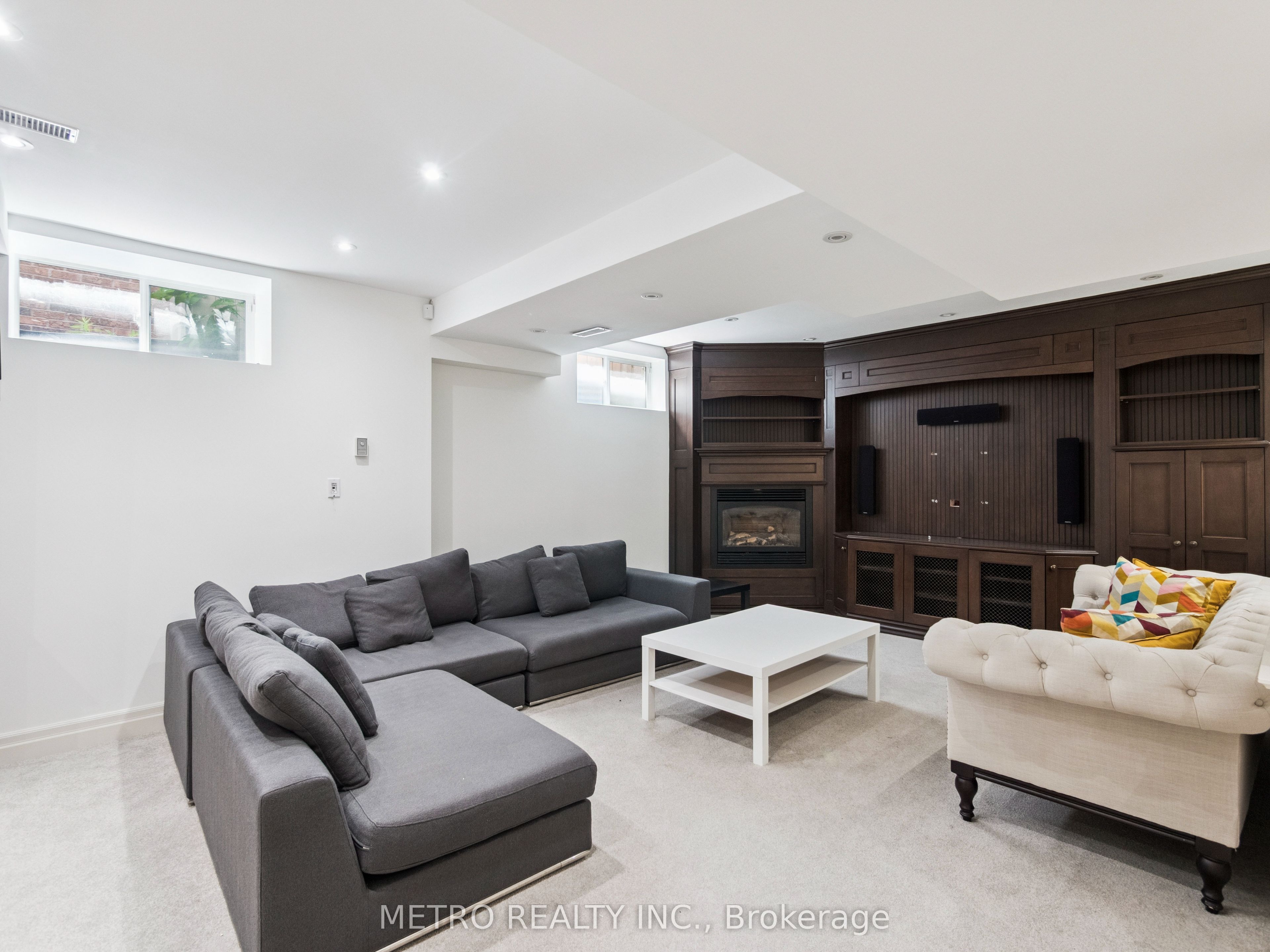 14 Village Squire Lane Property Photo 37