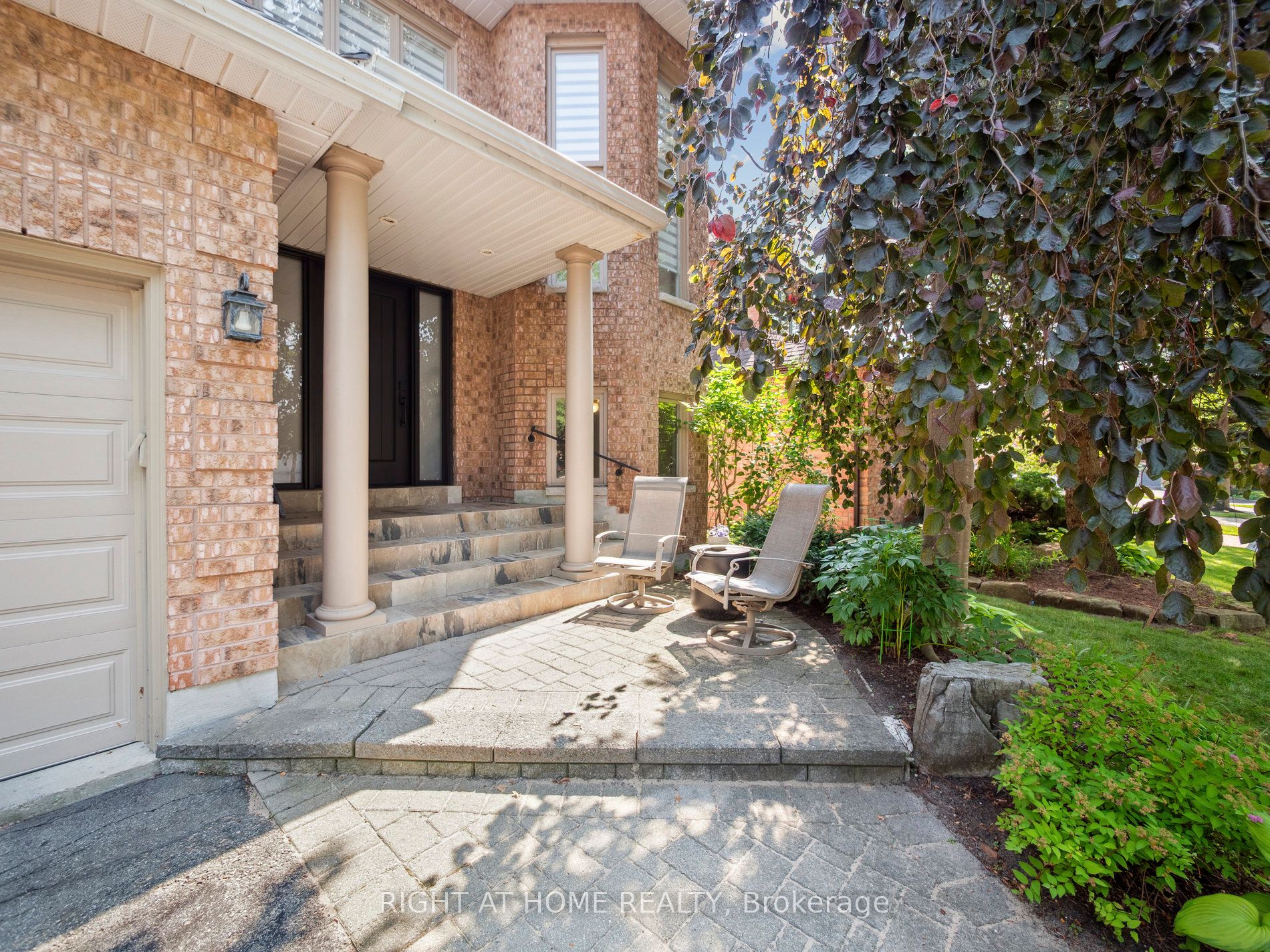 100 Carlyle Crescent Property Photo 3