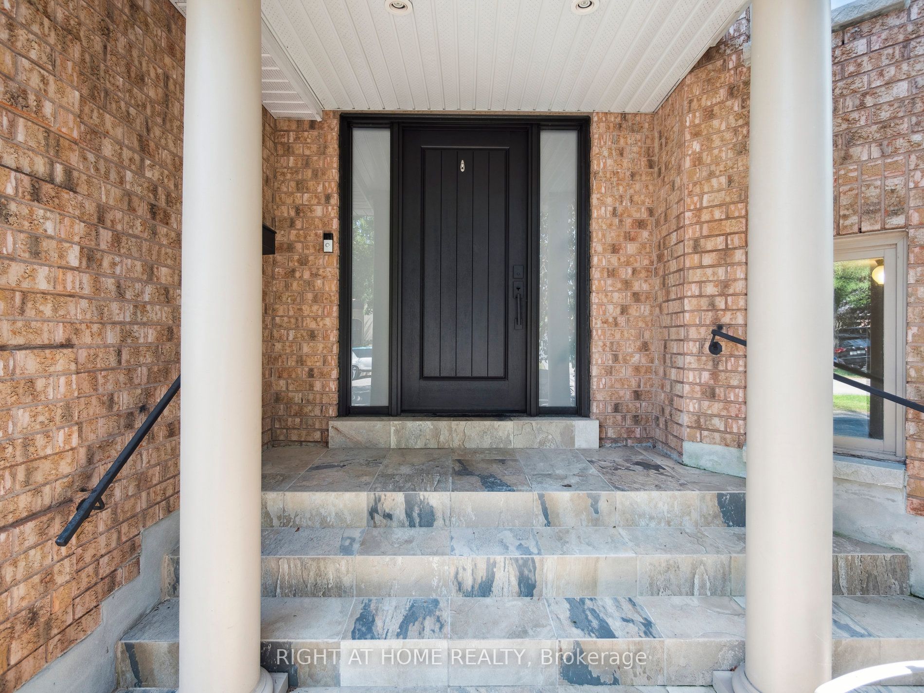 100 Carlyle Crescent Property Photo 4