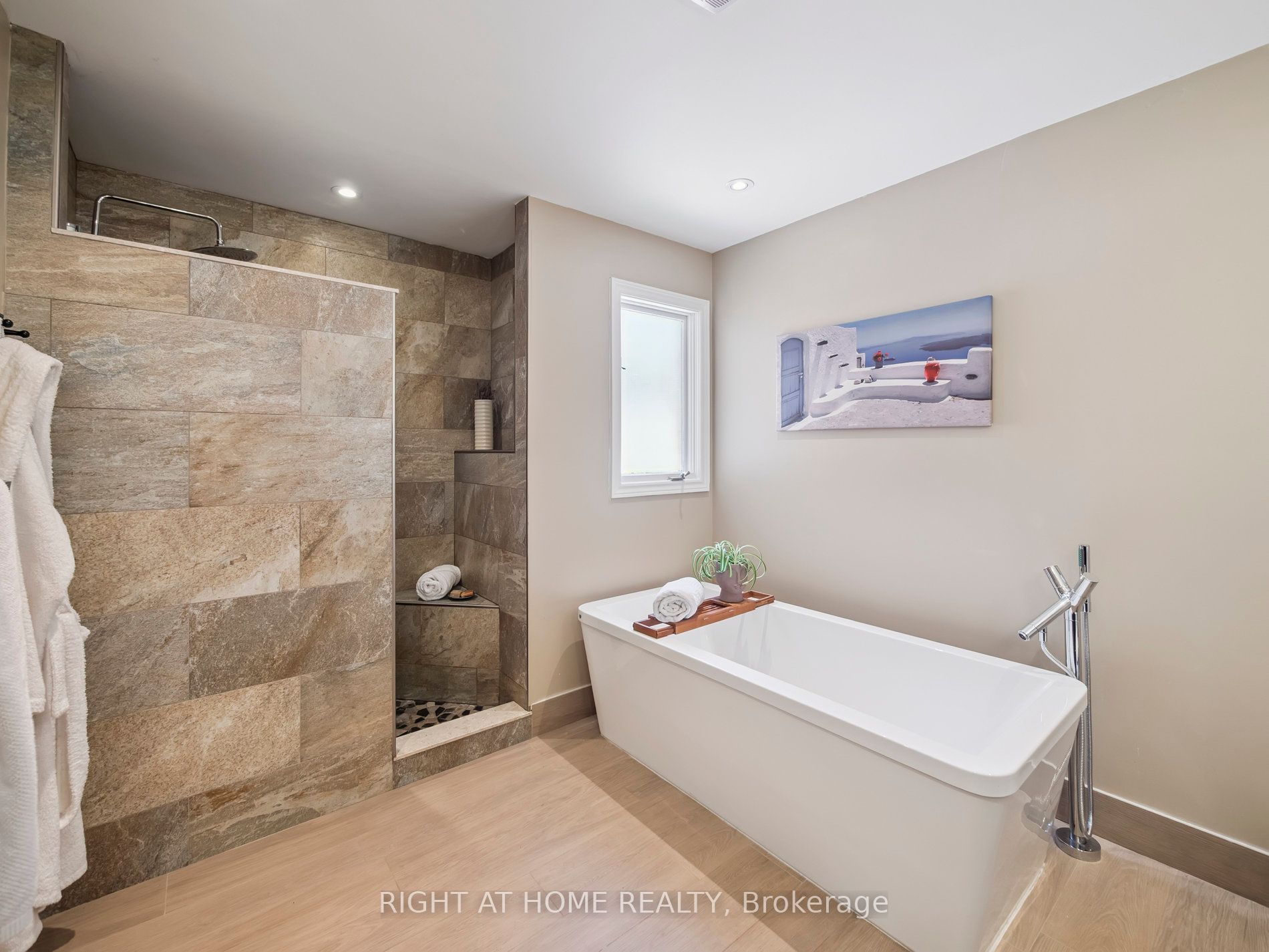 100 Carlyle Crescent Property Photo 25