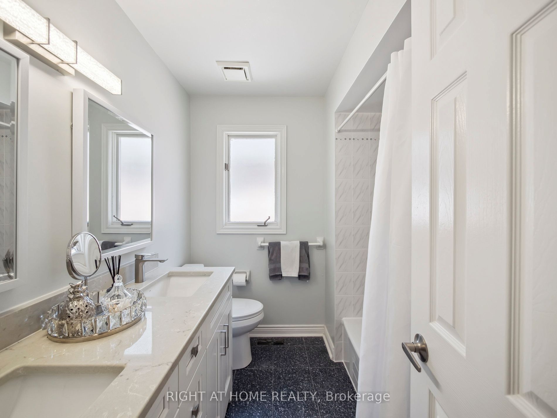 100 Carlyle Crescent Property Photo 34