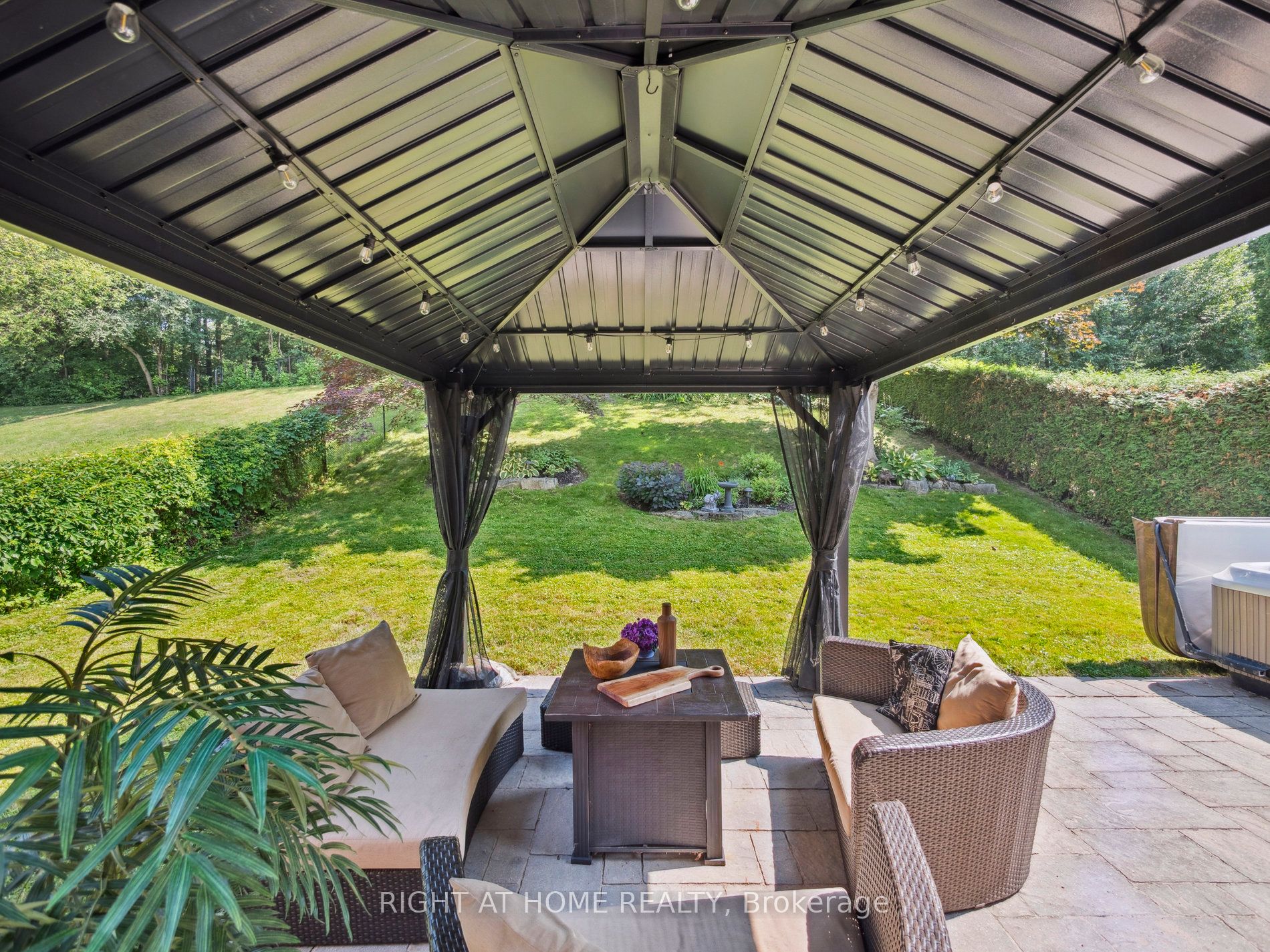 100 Carlyle Crescent Property Photo 38