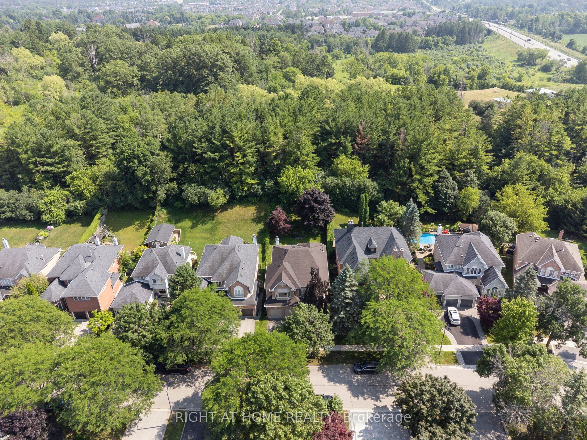 100 Carlyle Crescent Property Photo 40