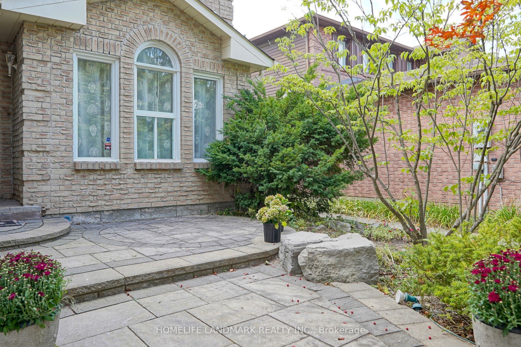 65 Rosemount Avenue Property Photo 2