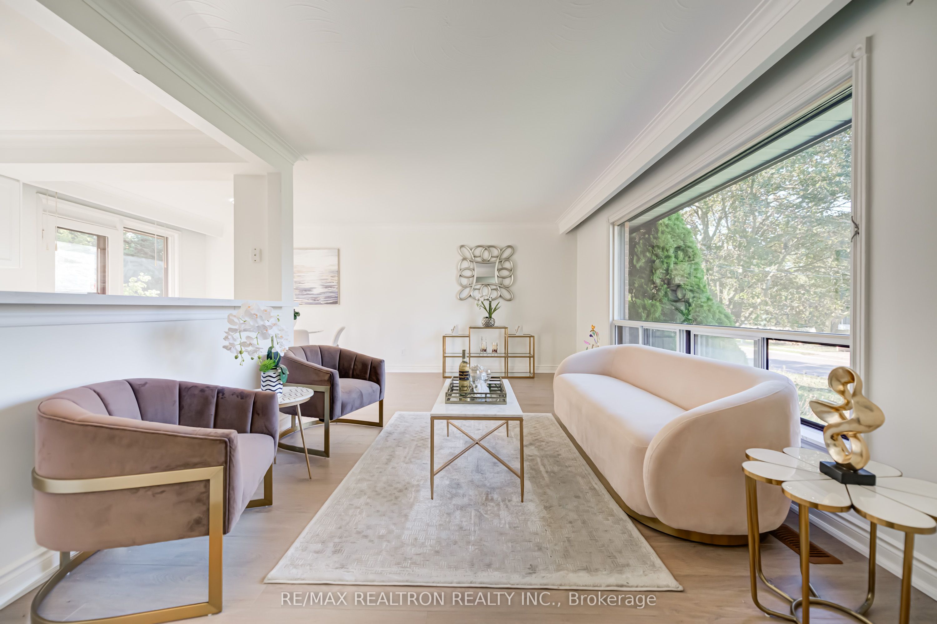 31 Sussex Avenue Property Photo 3