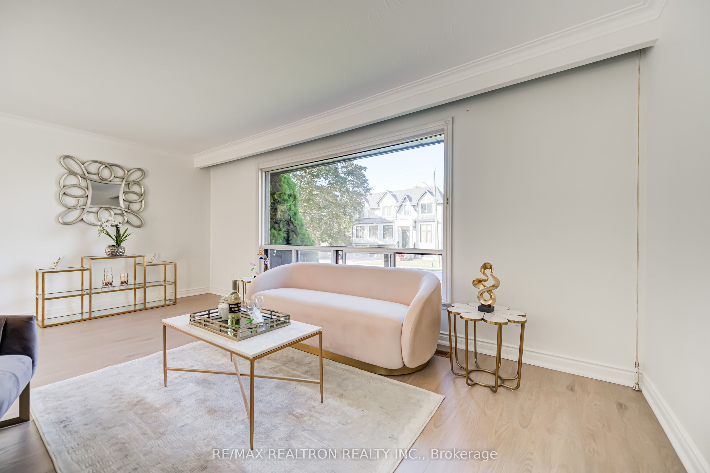 31 Sussex Avenue Property Photo 4