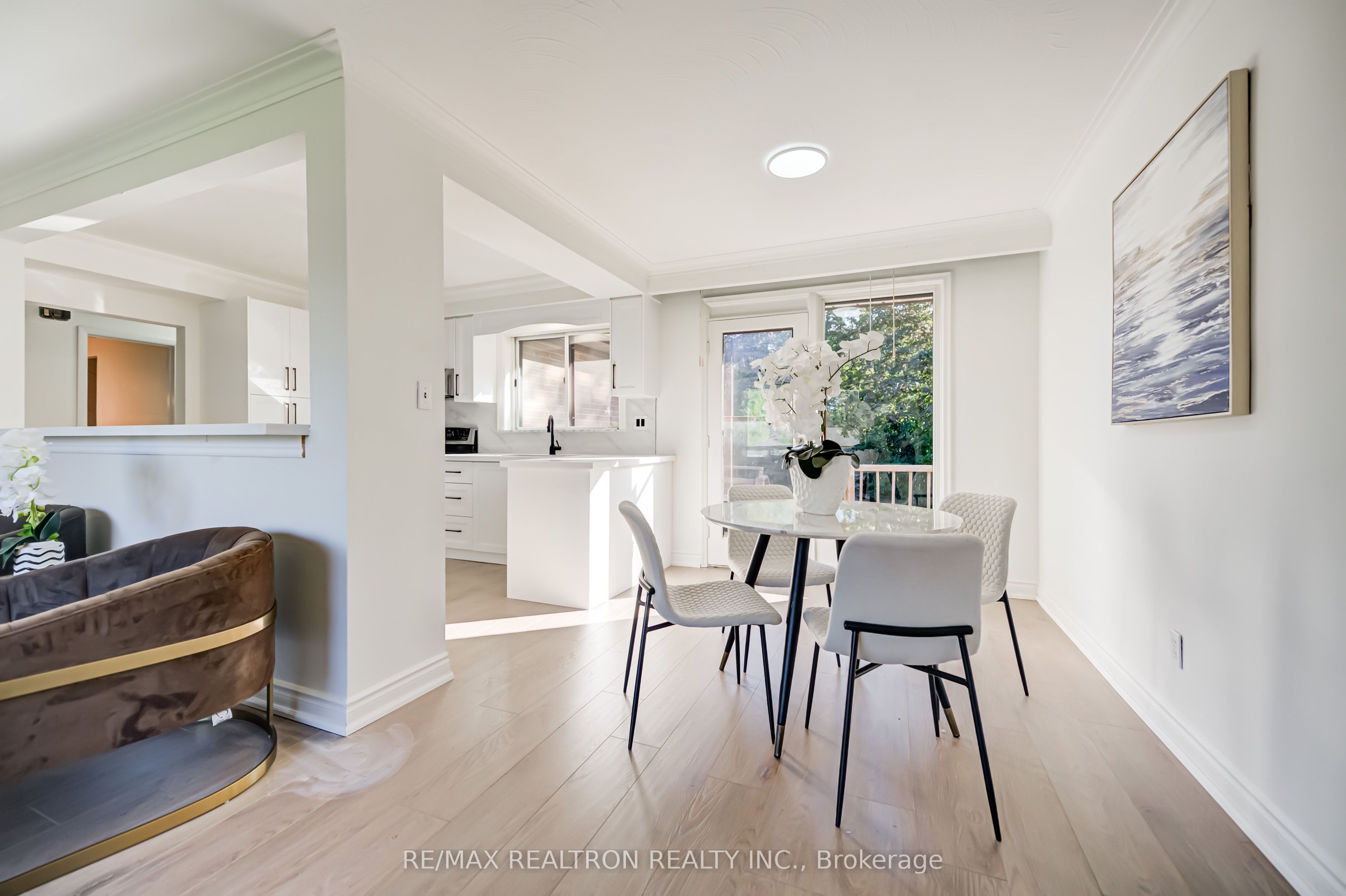 31 Sussex Avenue Property Photo 7