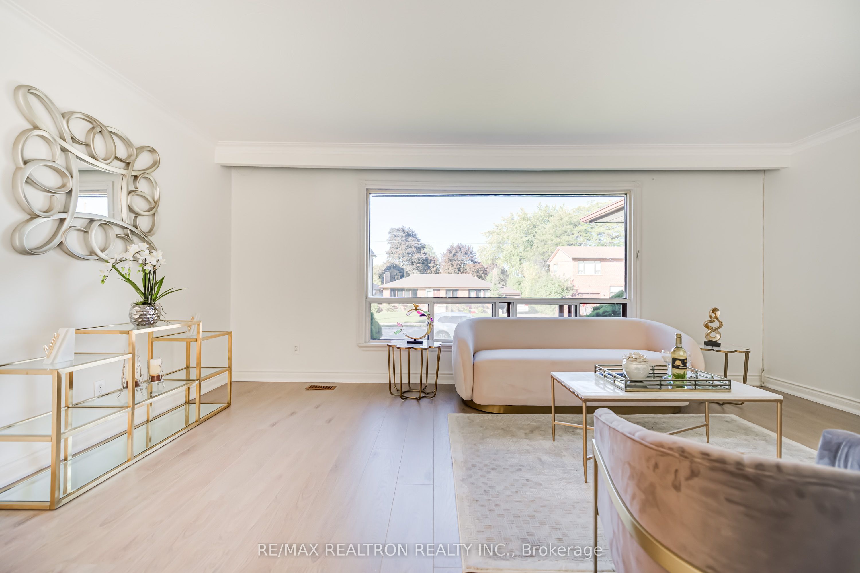 31 Sussex Avenue Property Photo 8