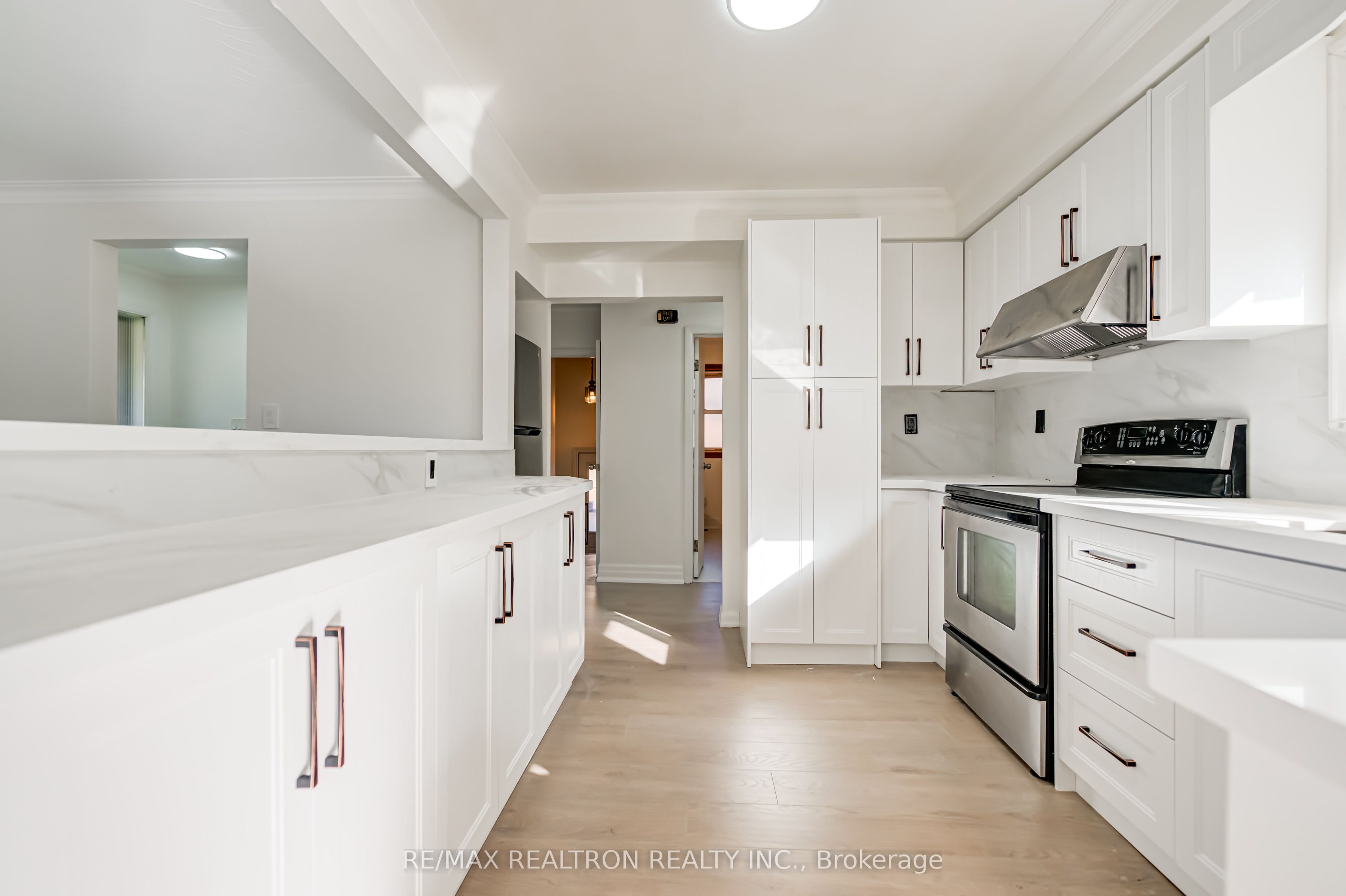 31 Sussex Avenue Property Photo 9