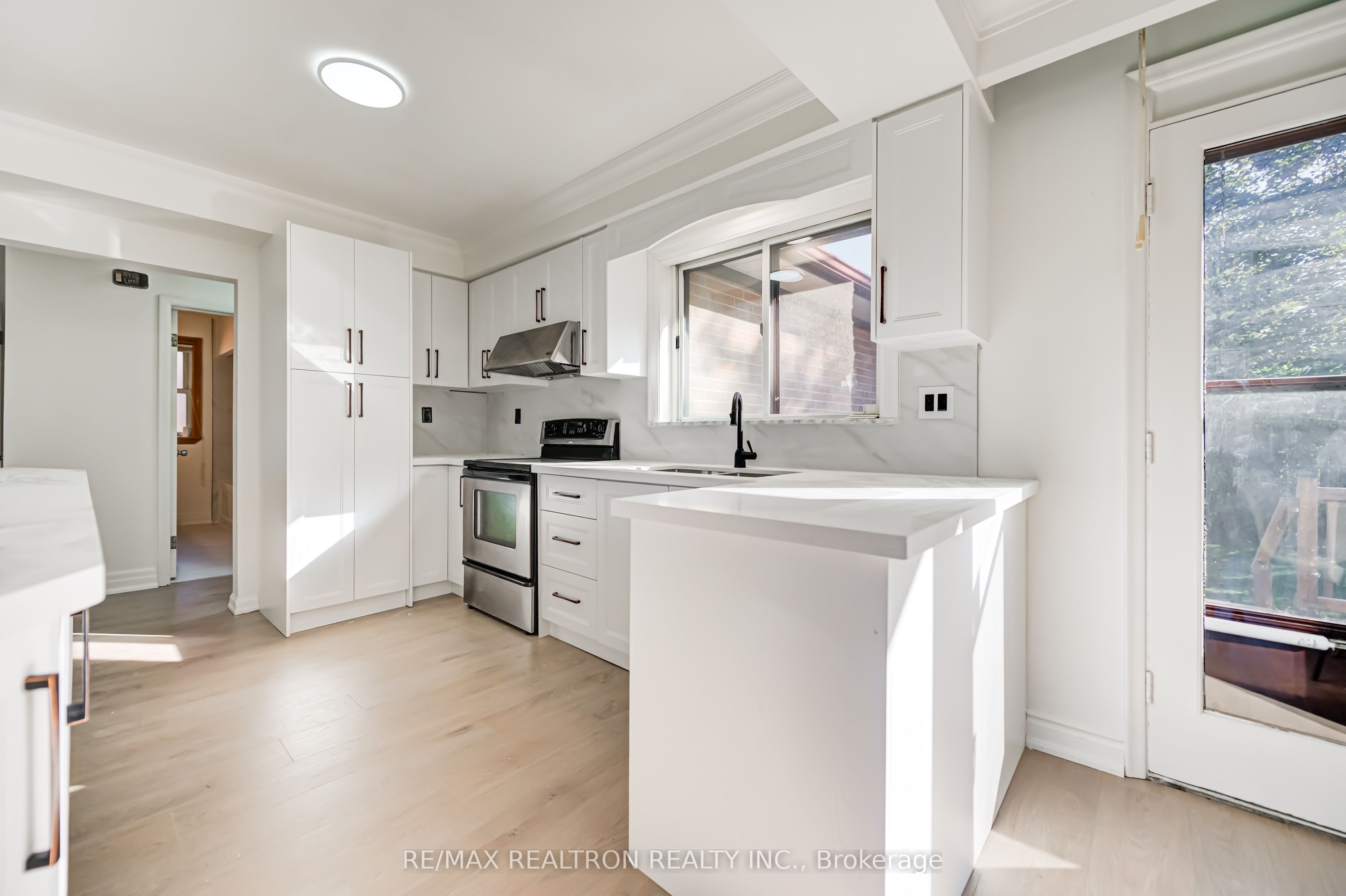 31 Sussex Avenue Property Photo 11