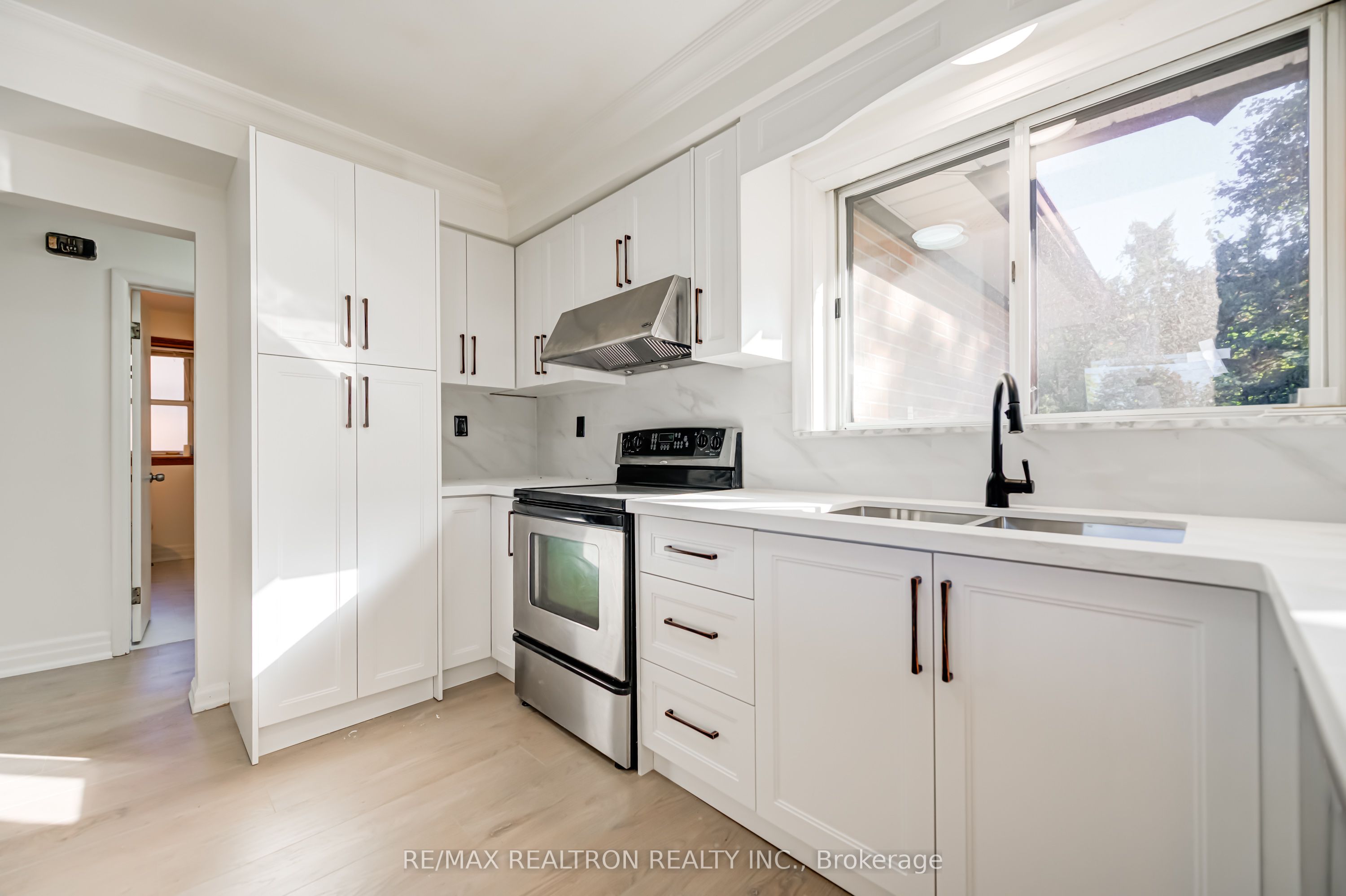 31 Sussex Avenue Property Photo 13