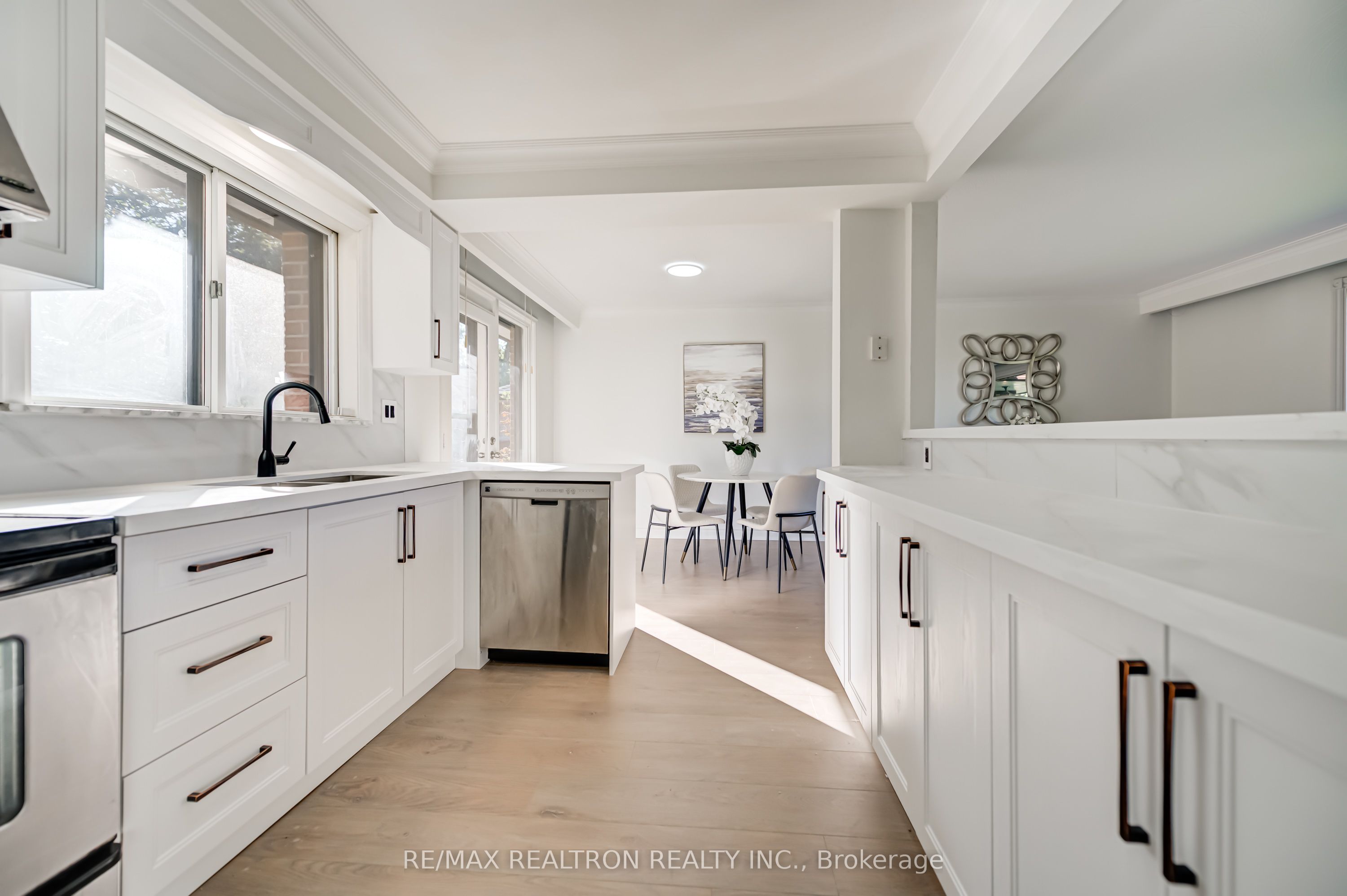 31 Sussex Avenue Property Photo 14