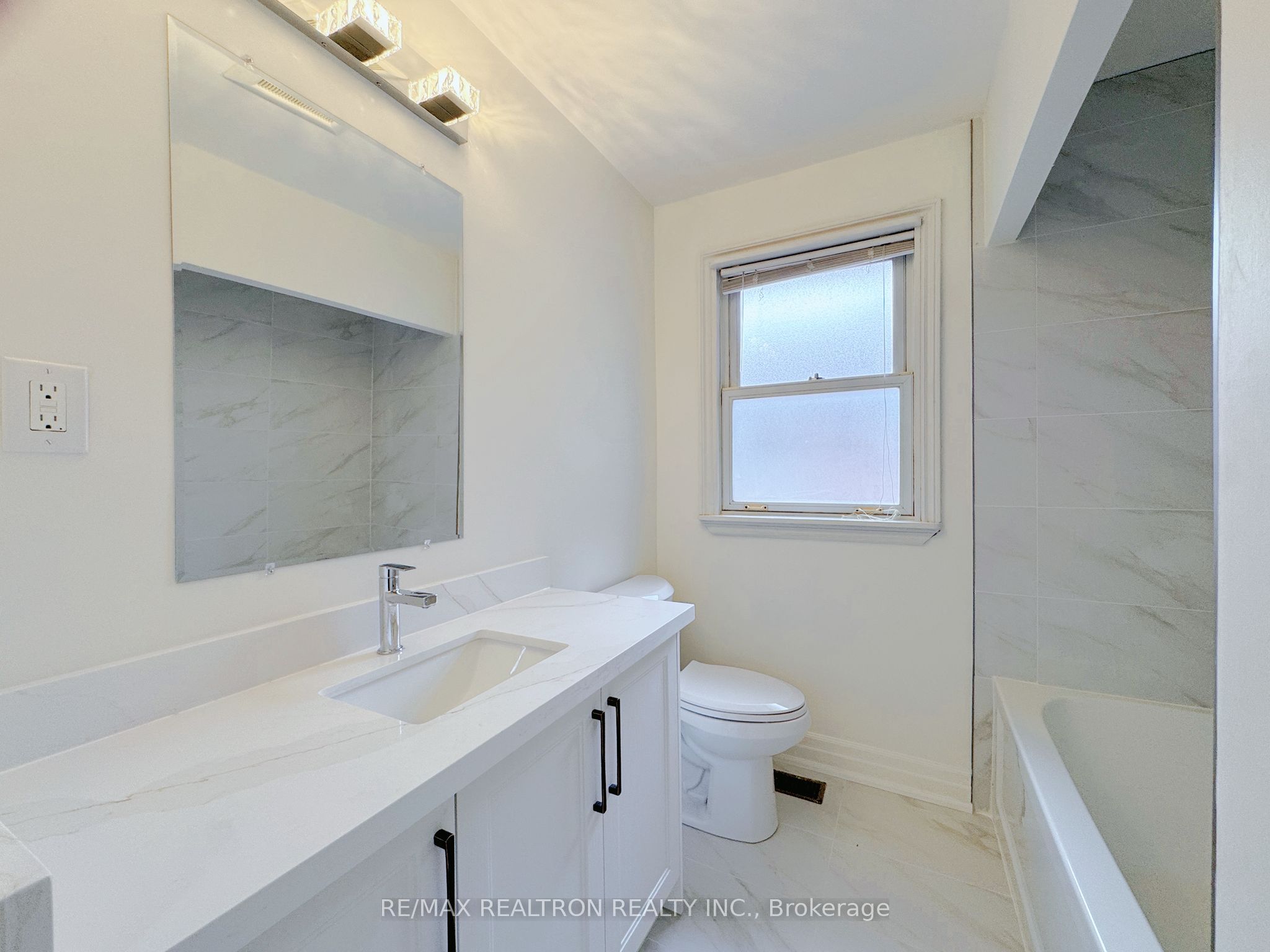 31 Sussex Avenue Property Photo 15